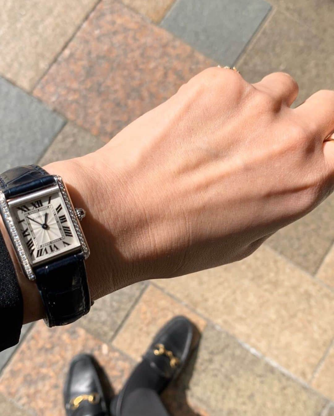 福井駅前ジュエリーパリさんのインスタグラム写真 - (福井駅前ジュエリーパリInstagram)「■ Cartier ■﻿ ﻿ Cartier ﻿ タンクルイ,（PG,WGダイヤモンド）﻿ サントスデュモン﻿ ﻿ レディースジュエリーウォッチ達💎﻿ 全て18金ゴールド仕様のモデルになります。﻿ ﻿ ゴールドのナチュラルな輝きが上品ですね✨﻿ 春らしく明るいコーディネートにも🌸﻿ たまにはブラックにまとめたコーディネートにも👩🏻‍💼﻿ ﻿ カルティエは、﻿ どのタイミングでもより女性らしく魅せてくれます👠﻿ ﻿ 当店では、﻿ 皆様が安心してご来店頂けるよう、﻿ 除菌、換気を徹底しながら皆様のご来店お待ちしております✨﻿ ﻿ 是非店頭にてご覧下さいませ。﻿ #hirotakajrwelry﻿ ————————————﻿ #jewelryPARIS﻿ #ジュエリーパリ﻿ #福井﻿ #福井駅前﻿ #福井ジュエリーショップ﻿ #福井ジュエリー﻿ #福井時計﻿ #福井ブライダル﻿ #ジュエリーリフォー﻿ #ジュエリーコーディネート﻿ #watch﻿ #ブライダル﻿ #リング﻿ #ピアス﻿ #ネックレス﻿ #fred﻿ #Hirotaka ﻿ #mariablack﻿ #kaoru﻿ #アクセサリー﻿ #ヒロタカ﻿﻿ #カルティエ﻿ #マリアブラック﻿ #Cartier﻿ #hirotakajewelry﻿ #タンクルイ﻿ #サントスデュモン﻿ ﻿」4月2日 19時33分 - j_paris_fukui