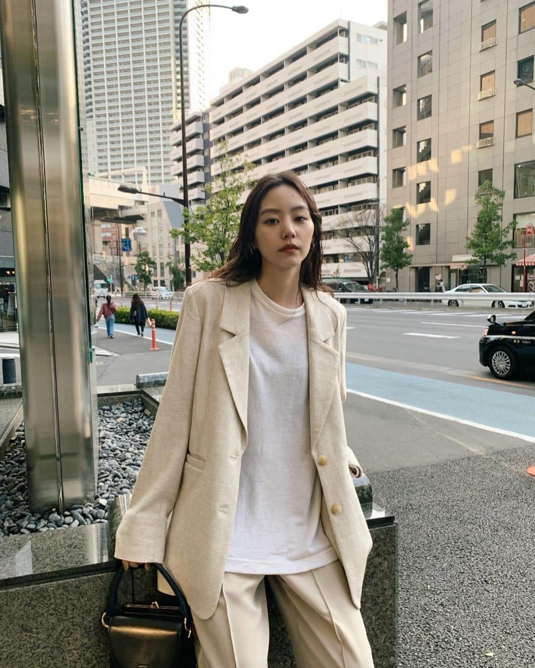 Shiho Sasakiのインスタグラム：「オールホワイトコーデ🤍 かっちりしたJacketをあえてルーズに着てみました✨ シングルなのでさらっと羽織りやすいよ👏 #MOUSSY#MOUSSYSNAP」