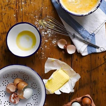 株式会社津田商会のインスタグラム：「Keep Calm and Bake Fun  週末はケーキにチャレンジ  #falconenamelware #enamelware #falconathome #home #stayathome #lifestyle  #ファルコン #ホーロー #琺瑯 #ライフスタイル ＃ステイホーム #オーブン料理 #ケーキ #クッキング #キャンプギア #キャンプ初心者 #ソロキャンプ #キャンプ用品 #ファミリーキャンプ #おしゃれキャンプ #グルキャン #グランピング」