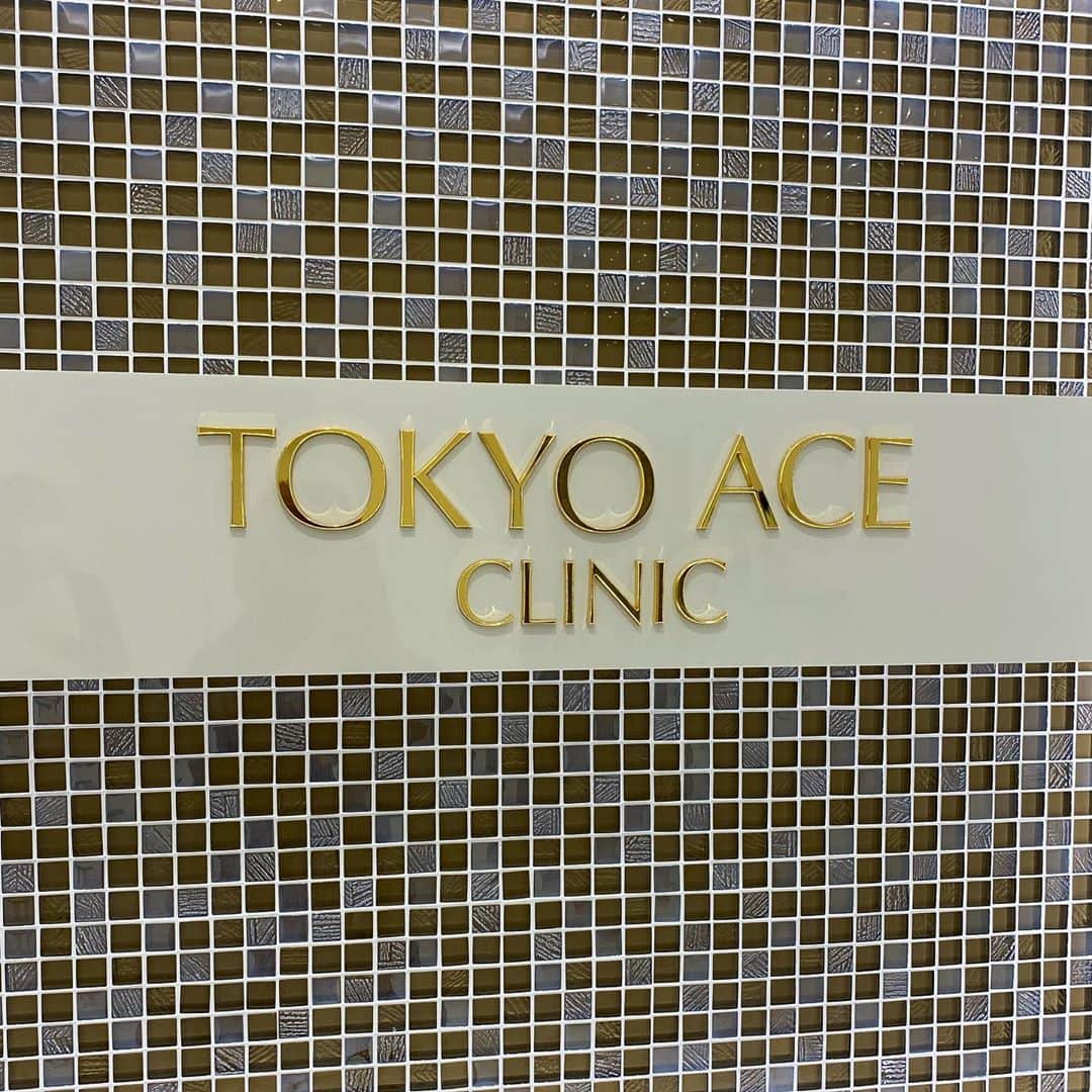 サキ吉さんのインスタグラム写真 - (サキ吉Instagram)「TOKYO ACE CLINICでケミカルピーリングとエラボトックスをしてきました☺️❤️ @tokyo_ace_clinic ． そろそろ肌のごわつきが出てきたから ケミカルピーリングの時期だな、と思い🙌 ニキビ、ニキビ跡、毛穴の黒ずみ、くすみなどに効果があるよ🙆‍♀️ 肌がワントーン明るくなって即効性アリ！ 定期的に受けるのがオススメ✨ ． エラボトは前回受けてから半年くらい経ったのでケミカルピーリングと一緒に施術しました💡 私噛み締める力が強くてエラの筋肉が発達しがちなので今も1年に1.2回はやるんだけど、 やっぱり小顔効果絶大です😗💋 (最初の頃はエラがひどくて3ヶ月に1回ペースで行ってたよ！) ． 先生が本当に上手👏 こんなに丁寧にボトックス射ってくれた先生初めてだった……😭👌 クリニックのスタッフさんも皆んなも優しくて通いやすい雰囲気でした✨ ． 自分のツルツルのお肌触ると幸せ！ スキンケア大好き🥺💖」4月2日 19時51分 - sakikichi1201
