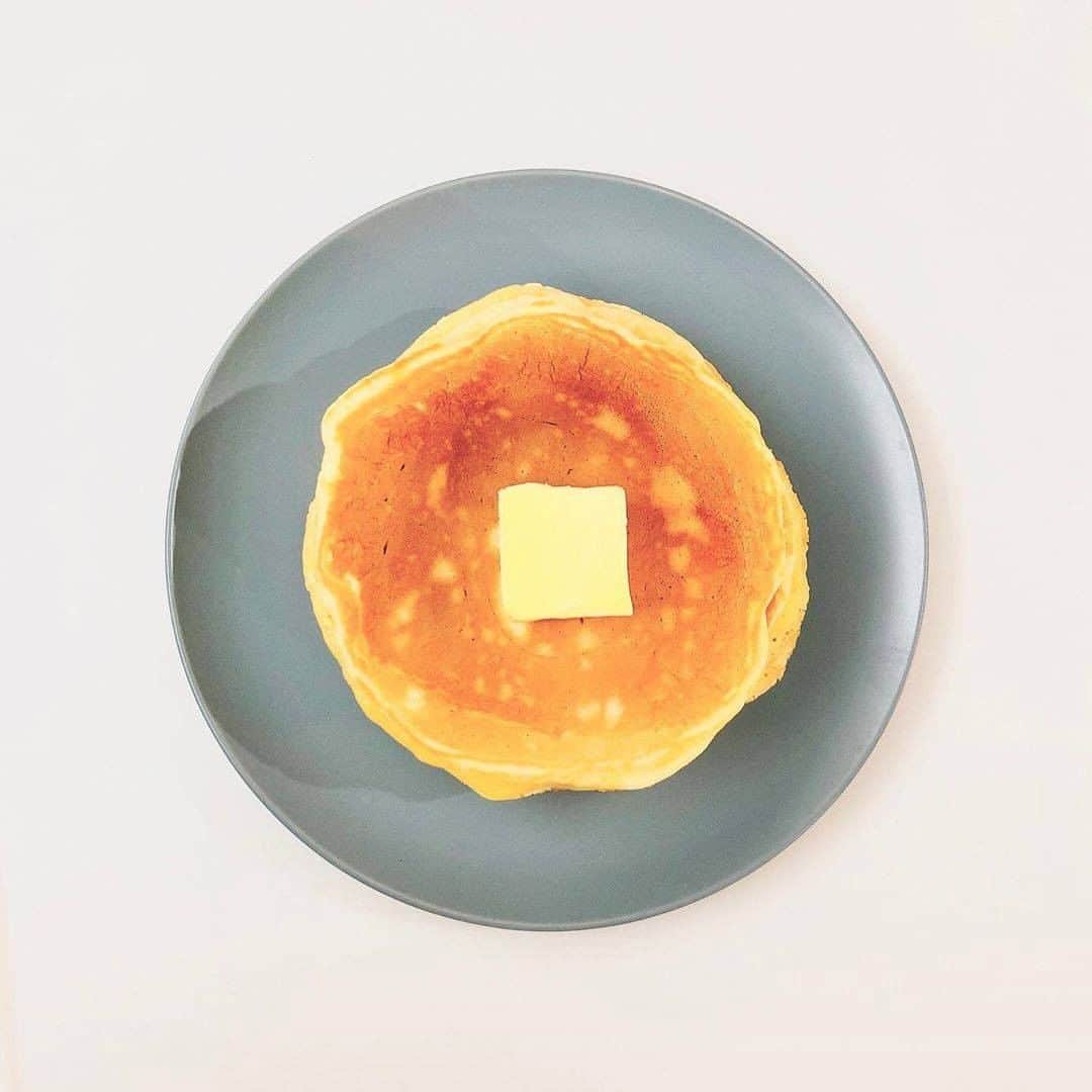 LUCRA（ルクラ）さんのインスタグラム写真 - (LUCRA（ルクラ）Instagram)「🥞レシピあり🥞  家にあるもので作れる 粉から作るホットケーキ🥞です。  なるべく糖質を控えられ タンパク質も摂れたらと思い  大豆粉やおからパウダーで代用したり プロテインパンケーキミックスで作ったり プロテインを小麦粉に混ぜてみたり 色々試してみましたが ． ． 『普通のホットケーキがいい』って 子どもたちにいつも言われてしまいます。  ついつい私の悪いところ 栄養を重視してしまいがちですが こどもたちのおいしい、楽しい、嬉しい♡ そんな気持ちも大事にしたい。  小麦粉の普通のレシピに （グルテンフリーしてる方は米粉で代用してください） （カゼインフリーや牛乳を控えてる方は 豆乳や豆乳ヨーグルトで代用して下さい） ． ． ． 卵🥚多めに、ヨーグルトも入れて ふわふわもちもち食感に タンパク質が多く摂れるように 作ってみました🥞 ． 🥞材料🥞 ． ． ☆卵　2個 ☆きび砂糖（お好みの甘味料）　大さじ２ ☆プレーンヨーグルト（豆乳ヨーグルト）　10０ml ☆牛乳（豆乳）　50ml ． ． ★薄力粉（米粉）　100ｇ ★ベーキングパウダー　小さじ２ ★塩　ひとつまみ ． ． ． 🍯バター、メープルシロップ　お好みで ．  ㅤㅤ ㅤㅤㅤ Text and Photo by @chihaya214  LUCRA公式Instagram上で紹介させて頂くお写真を募集中！写真に#lucrajp をつけるかタグ付けして投稿してくださいね♡  #ホットケーキ #家計簿 #家計管理 #やりくり #節約 #貯金 #節約生活 #節約レシピ #節約ごはん #つくりおき #つくおき #下味冷凍 #冷凍保存 #おうちごはん #時短料理 #時短レシピ #簡単レシピ #ズボラ飯 #ズボラ主婦 #作り置き #作り置きおかず #家事貯金 #デリスタグラマー #デリスタグラム #クッキングラム #ママリクッキング #子育て」4月2日 20時00分 - lucra_app