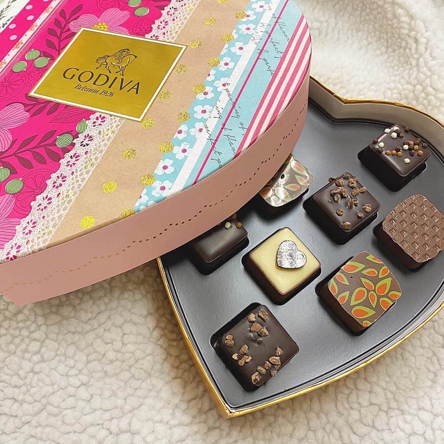 出口結菜さんのインスタグラム写真 - (出口結菜Instagram)「《🍫#GODIVA》 ﻿ #godiva日本上陸48周年キャンペーン のイベントの時に頂いたもの！！ ﻿ ①🌸GODIVAサブレショコラ桜（税込¥1728）﻿ ﻿ ﻿ この春限定のサブレ﻿ ﻿ 甘すぎず、上品。クッキーが特に美味しすぎ。﻿ ﻿ 1つ1つが大きくて満腹になる。。。﻿ ﻿ ﻿ 限定の桜ホワイト&ダークチョコレートが特に好き！﻿ ﻿ カシス&ホワイトチョコレートが1番甘く感じたかも。。﻿ ﻿ ﻿ ﻿ ②🍫パーフェクトペアリングハート(税込¥5076)﻿ ﻿ ﻿ イベント中にね、今日お誕生日の（4/2）南はあさパイセンが胸キュン対決で勝ってゲットしていたチョコレート。﻿ ﻿ ﻿ 食べたくて食べたくて、ずっとみてたら﻿ 「食べる？」って言ってくれて即座に「はい！」﻿ と返事し実食❤︎﻿ ﻿ ﻿ 一粒が縦に大きくてチョコの中も二層になってて！！！﻿ ﻿ 中身は種類によって違うねんけど１つで満足感やばいです、﻿ ﻿ ﻿ これ食べ過ぎたら鼻血ブーーーー！やから食べ過ぎ注意﻿ ﻿ ﻿ \２つとも期間限定やから急げ〜っ‼︎/﻿ ﻿ ﻿ #ゴディバ #チョコレート #サブレ  #期間限定 #春 #スイーツ#sweets  #過去pic #instagood  #ラビグルメ ﻿ ﻿」4月2日 19時59分 - yui_laby0622