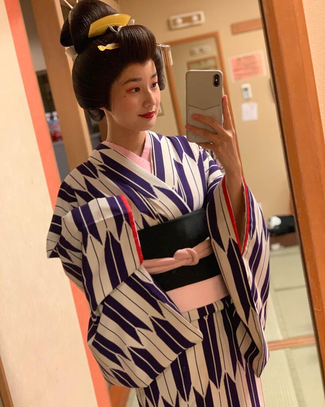 高嶋香帆のインスタグラム：「昨日の追悼番組見られた方いますか？☺️ . 私はコントが面白すぎて、家で一人２時間大爆笑して悲しさを吹き飛ばされました！😂 . そうやって志村さんは日本中の人々を元気付けてこられたんだなと。 どうしようもなく落ち込んで、塞ぎ込んでる人でさえ救ってこられたんだなって 大爆笑してる自分にびっくりしながらも、そう実感しました。 . 高木ブーさんの言葉通り死なないですね。 . 46年間のうちの数年ですが、改めて笑いの神様とお仕事ご一緒出来たなんて夢のようです。 . 元気付けて頂いた分、前向きになって私も何か出来ることを探さないとなと思いました😊！」