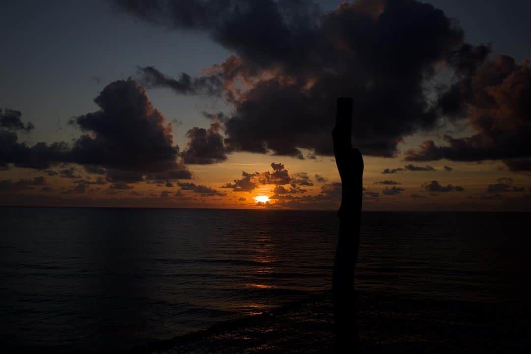 黒石奈央子さんのインスタグラム写真 - (黒石奈央子Instagram)「太陽は登って必ず沈む。。」4月2日 20時02分 - blackstone705