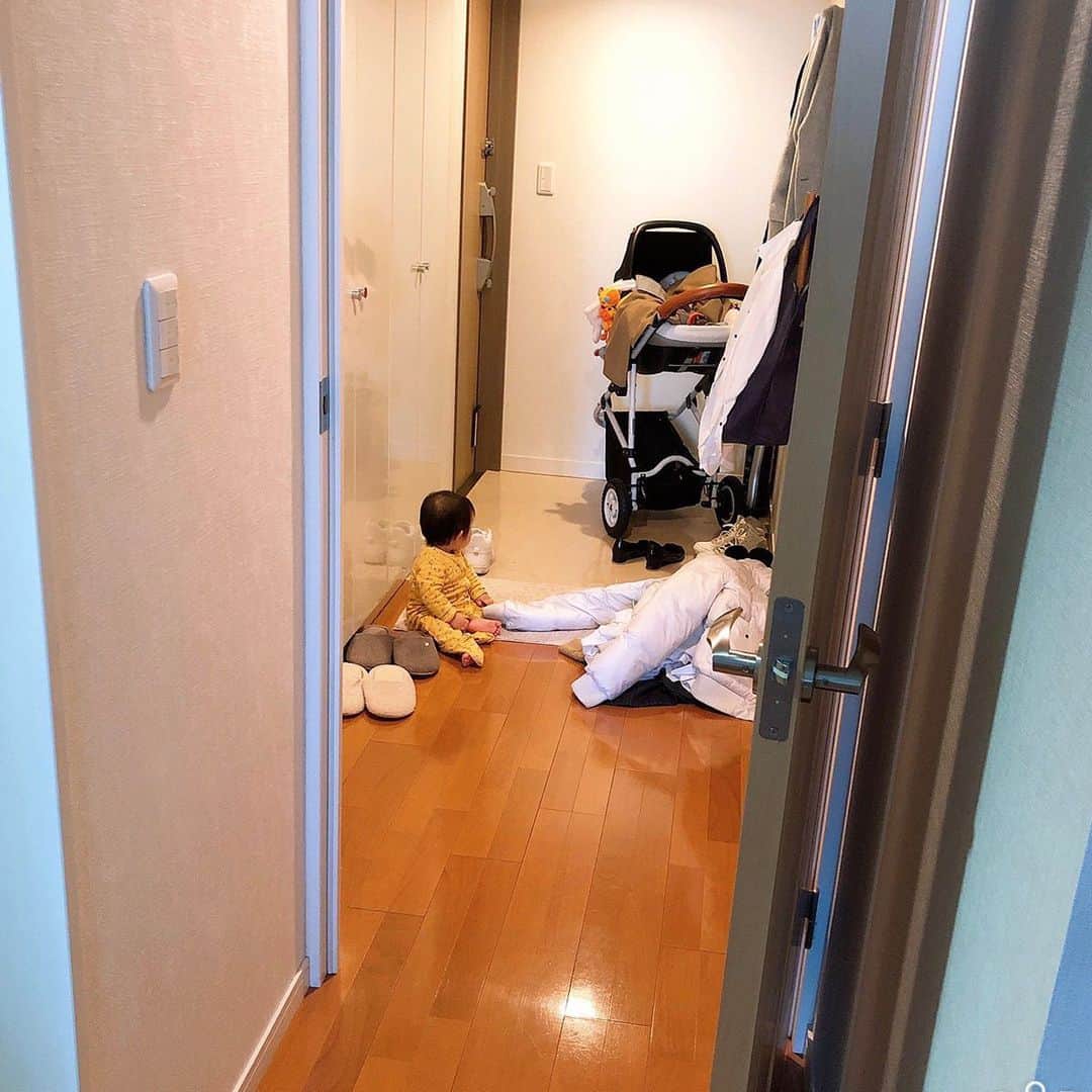 中谷一馬のインスタグラム：「最近パパの帰りが遅いから、みよちゃんがパパの服と戯れたり、玄関で待ってることが多いよという写真付きのメッセージをもらう…。 とても胸が痛むが、コロナ対策は国の一大事だからもうしばらく我慢しててねー😢」