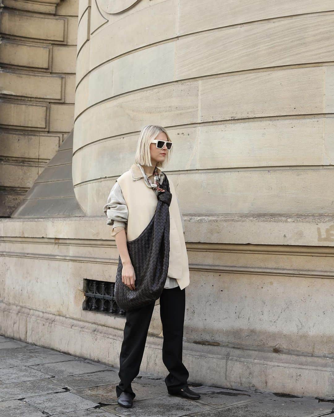 のインスタグラム：「29.02.20.  Rue Berryer, Paris  @lindatol_ . . . . #streetphotography #style #bottegaveneta #paris #mode」