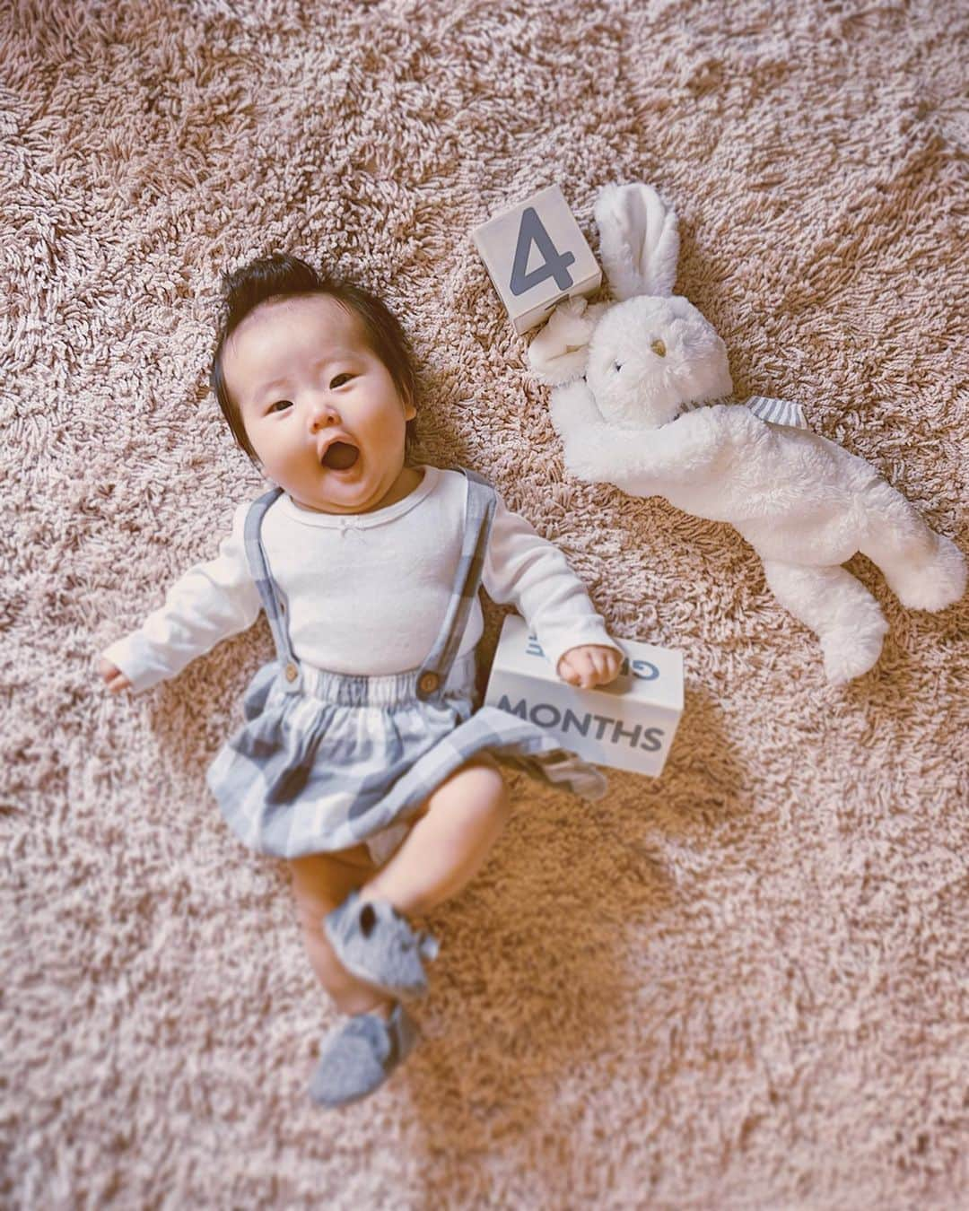 来夏さんのインスタグラム写真 - (来夏Instagram)「#👶🏻 #生後4ヶ月 をむかえました🌸 背ものびて むちむちして 大きかったお洋服が小さくなっていく..🥺 今一緒に過ごせる時間 噛みしめてすごそう✨ #4monthsold #女の子ママ #ベビフル #コドモノ」4月2日 20時23分 - rairairaika