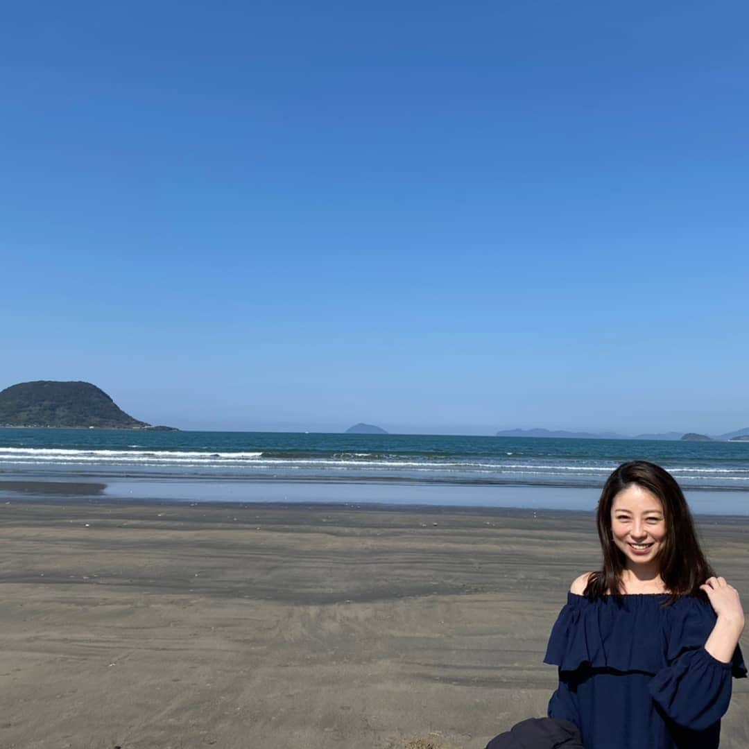 黒坂真美さんのインスタグラム写真 - (黒坂真美Instagram)「BlueBlueBlue🌊☺️ . 少し前の写真ですが、 自然の色って綺麗だね～ 空のグラデーションに海の色。 . またこの景色を見に行ける様に、 今はみんなで力を合わせて頑張ろうね！ . This was taken a while ago. #黒坂真美 #kurosakamami #sky #sea #beautiful #world #blue #japan #🌊 #🏝️ #💙 #🇯🇵 #🌍」4月2日 20時24分 - mamikurosaka_official