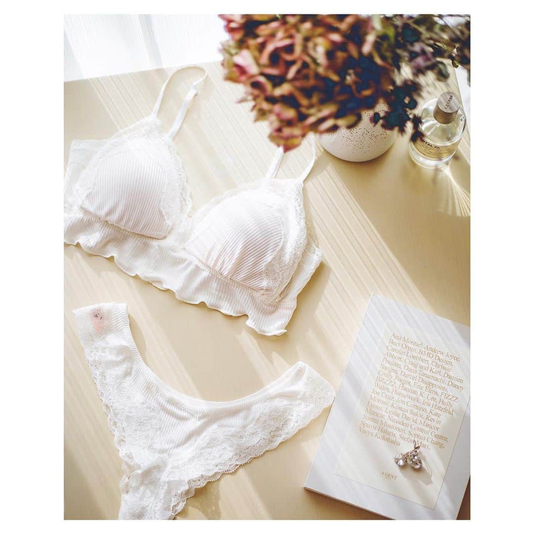 RisaWisteriaのインスタグラム：「. ここ何年かもぅ　@pantybar_official のオリジナルのランジェリーばっかりつけてるんだけど、またまた素敵すぎるニューアイテムが🎀 ノンワイヤーなのにしっかりホールドしてくれるし、ヘルシーな雰囲気なのに上質でセクシー✨ ブラもショーツもいつも秀逸なんだけど、この今回のチーキーなボトムは過去一好き💗  一週間回すようにあと5着は欲しいところ😂💗 #pantybar#pantybarofficial#lingerie#silky#sexy#bra#underwear#love」