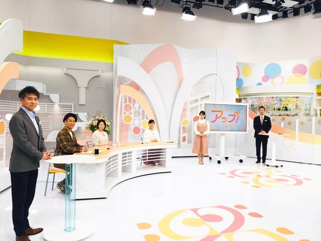 田中雅美さんのインスタグラム写真 - (田中雅美Instagram)「本日は、名古屋テレビの「アップ」に出演させていただきました。 ・ ・ 打ち合わせでは、みんなマスク着用。 そして、スタジオでは、しっかり距離を取っております。 ・ ・ スタジオの春らしい生花が可愛くて、癒されました。 ・ ・ 岐阜県の各務原市から桜の映像も届きました。 とってもとっても綺麗でした。 ・ ・ さて、問題です。 「各務原」 なんて読むでしょうか。 ・ ・ 私は、今日の放送で初めて知った地名＆漢字。笑 勉強になりました。 ・ ・ #名古屋テレビ #アップ #各務原 #花に癒される #桜の中継も綺麗だったな」4月2日 20時30分 - tanakamasami_official