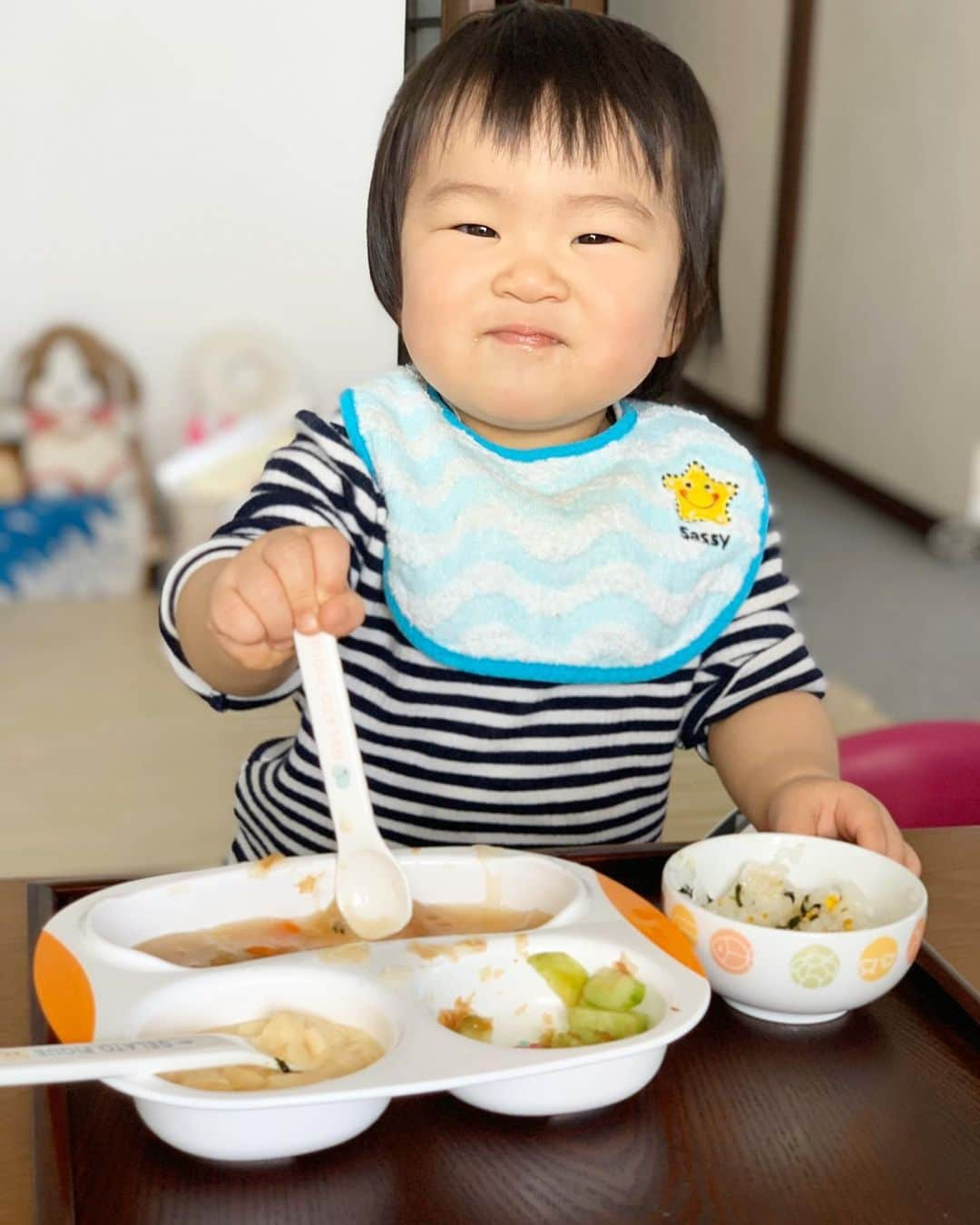 庄司ゆうこさんのインスタグラム写真 - (庄司ゆうこInstagram)「最近のももちゃん❣️ 自分で食べたいみたいでスプーン離さない🤣まだスプーンは使いこなせないから結局手掴みで、手と口がベタベタ😂 5枚目の写真は食べ過ぎてお腹ぽっこり😝笑 来週はももちゃんの誕生日で本当は同級生赤ちゃん呼んで誕生日会する予定だったけど、中止にしてお家でまったりお祝いする事にしました🤗 将来ももちゃんが大きくなったら、ももちゃんが一歳の誕生日のとき、世の中はコロナで大変だったんだよーって教えてあげよぉ^_^ 何も知らないももちゃんを見るとホント癒されます💞 #生後11カ月#ももちゃんです🤗#食事中#離乳食後期#もうすぐ一歳#食欲旺盛#食いしん坊#癒しの時間#赤ちゃんのいる生活#赤ちゃんのいる暮らし#女の子ママ」4月2日 20時30分 - yuko.shoji