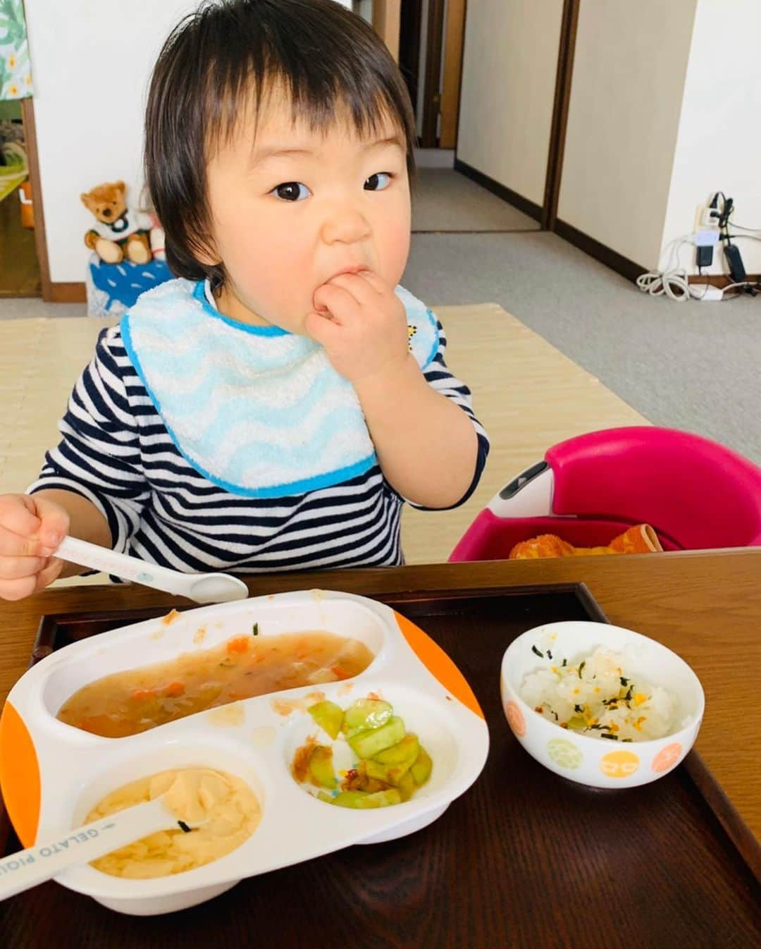 庄司ゆうこさんのインスタグラム写真 - (庄司ゆうこInstagram)「最近のももちゃん❣️ 自分で食べたいみたいでスプーン離さない🤣まだスプーンは使いこなせないから結局手掴みで、手と口がベタベタ😂 5枚目の写真は食べ過ぎてお腹ぽっこり😝笑 来週はももちゃんの誕生日で本当は同級生赤ちゃん呼んで誕生日会する予定だったけど、中止にしてお家でまったりお祝いする事にしました🤗 将来ももちゃんが大きくなったら、ももちゃんが一歳の誕生日のとき、世の中はコロナで大変だったんだよーって教えてあげよぉ^_^ 何も知らないももちゃんを見るとホント癒されます💞 #生後11カ月#ももちゃんです🤗#食事中#離乳食後期#もうすぐ一歳#食欲旺盛#食いしん坊#癒しの時間#赤ちゃんのいる生活#赤ちゃんのいる暮らし#女の子ママ」4月2日 20時30分 - yuko.shoji