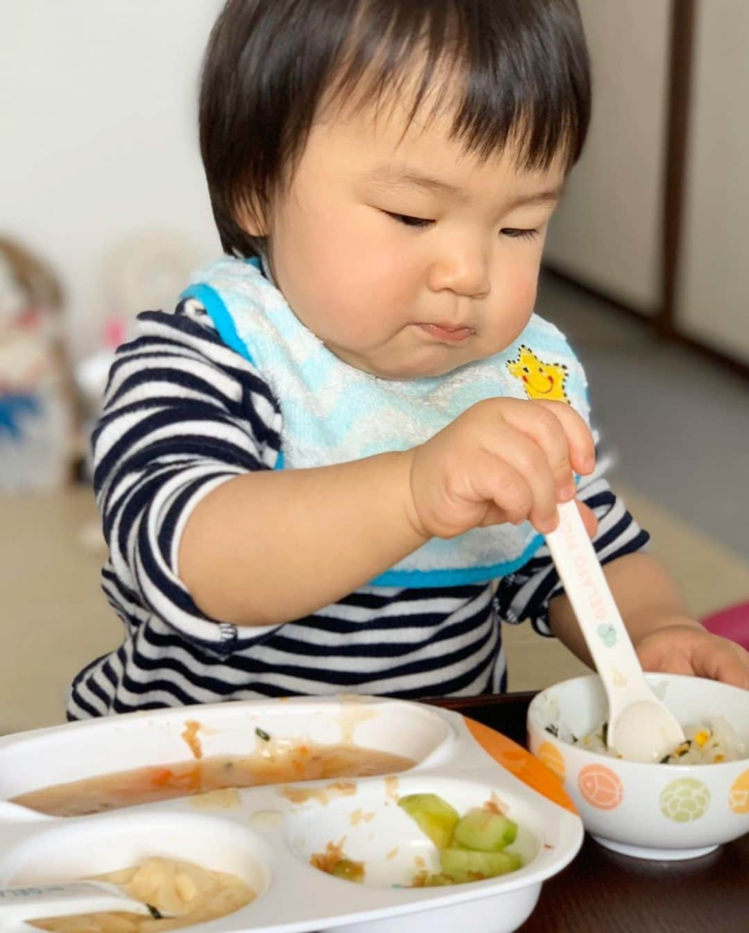 庄司ゆうこさんのインスタグラム写真 - (庄司ゆうこInstagram)「最近のももちゃん❣️ 自分で食べたいみたいでスプーン離さない🤣まだスプーンは使いこなせないから結局手掴みで、手と口がベタベタ😂 5枚目の写真は食べ過ぎてお腹ぽっこり😝笑 来週はももちゃんの誕生日で本当は同級生赤ちゃん呼んで誕生日会する予定だったけど、中止にしてお家でまったりお祝いする事にしました🤗 将来ももちゃんが大きくなったら、ももちゃんが一歳の誕生日のとき、世の中はコロナで大変だったんだよーって教えてあげよぉ^_^ 何も知らないももちゃんを見るとホント癒されます💞 #生後11カ月#ももちゃんです🤗#食事中#離乳食後期#もうすぐ一歳#食欲旺盛#食いしん坊#癒しの時間#赤ちゃんのいる生活#赤ちゃんのいる暮らし#女の子ママ」4月2日 20時30分 - yuko.shoji