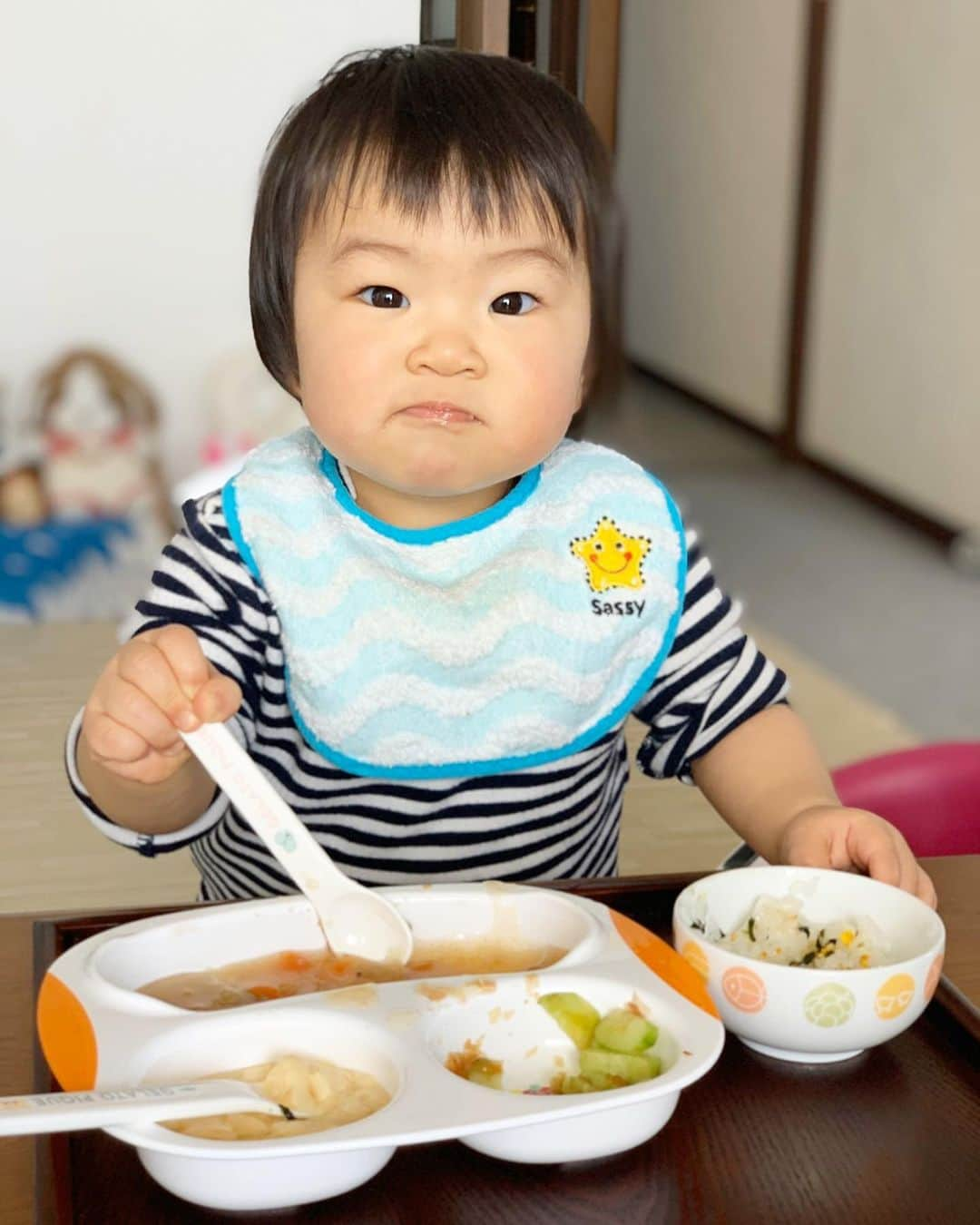 庄司ゆうこさんのインスタグラム写真 - (庄司ゆうこInstagram)「最近のももちゃん❣️ 自分で食べたいみたいでスプーン離さない🤣まだスプーンは使いこなせないから結局手掴みで、手と口がベタベタ😂 5枚目の写真は食べ過ぎてお腹ぽっこり😝笑 来週はももちゃんの誕生日で本当は同級生赤ちゃん呼んで誕生日会する予定だったけど、中止にしてお家でまったりお祝いする事にしました🤗 将来ももちゃんが大きくなったら、ももちゃんが一歳の誕生日のとき、世の中はコロナで大変だったんだよーって教えてあげよぉ^_^ 何も知らないももちゃんを見るとホント癒されます💞 #生後11カ月#ももちゃんです🤗#食事中#離乳食後期#もうすぐ一歳#食欲旺盛#食いしん坊#癒しの時間#赤ちゃんのいる生活#赤ちゃんのいる暮らし#女の子ママ」4月2日 20時30分 - yuko.shoji