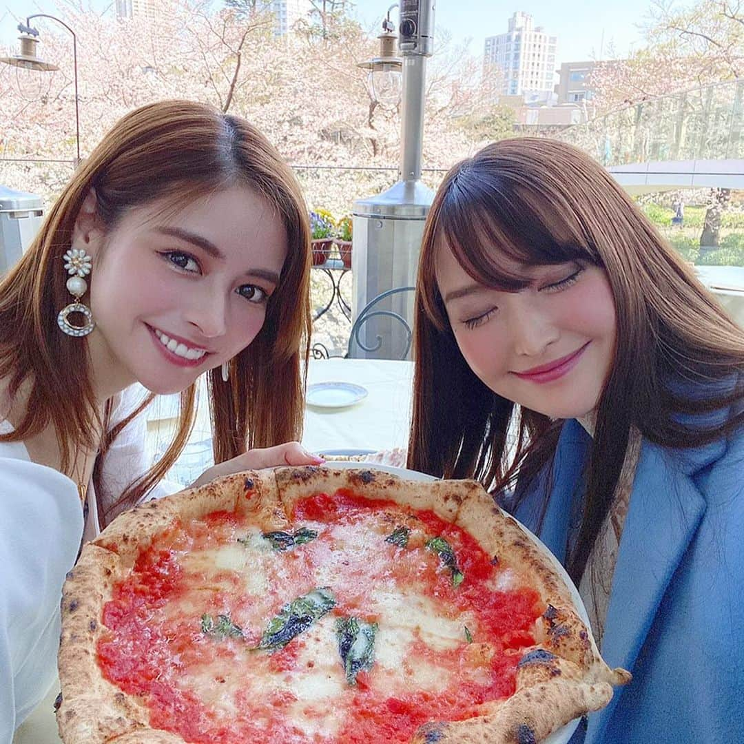 得あゆさんのインスタグラム写真 - (得あゆInstagram)「思い出写真…🌸🍕 ・ お仕事で外に出なきゃいけない皆様🥺 用事が終わったらすぐに家に帰るんだぞぉ✨ 健康でいて下さい🥺😭😢💓 おうちに着くまでがミッションだよ✨ ・ Thank you for your hard work today. mission to get home🔥 今天也辛苦了 到家为止都是任务🔥 ・ ・ ・ ・ ・ ・ ・ ・ ・ ・ #お花見#花見#ピザ#ランチ#お昼ごはん#お昼ご飯#マルゲリータ#グルメ#美味しい#東京#親友#友達#イヤリング#食べるの好き#在宅ワーク#おうちごはん#おうち時間#おうちカフェ#カフェ巡り#春服#春コーデ#桜#さくら#sakura#pizza#springfashion#japanesegirl#likelike#liketime#bestfriend」4月2日 20時34分 - tokuayu819