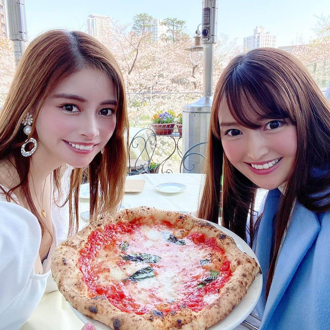 得あゆさんのインスタグラム写真 - (得あゆInstagram)「思い出写真…🌸🍕 ・ お仕事で外に出なきゃいけない皆様🥺 用事が終わったらすぐに家に帰るんだぞぉ✨ 健康でいて下さい🥺😭😢💓 おうちに着くまでがミッションだよ✨ ・ Thank you for your hard work today. mission to get home🔥 今天也辛苦了 到家为止都是任务🔥 ・ ・ ・ ・ ・ ・ ・ ・ ・ ・ #お花見#花見#ピザ#ランチ#お昼ごはん#お昼ご飯#マルゲリータ#グルメ#美味しい#東京#親友#友達#イヤリング#食べるの好き#在宅ワーク#おうちごはん#おうち時間#おうちカフェ#カフェ巡り#春服#春コーデ#桜#さくら#sakura#pizza#springfashion#japanesegirl#likelike#liketime#bestfriend」4月2日 20時34分 - tokuayu819