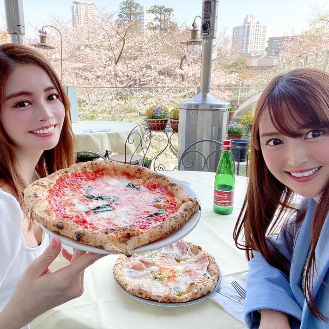 得あゆさんのインスタグラム写真 - (得あゆInstagram)「思い出写真…🌸🍕 ・ お仕事で外に出なきゃいけない皆様🥺 用事が終わったらすぐに家に帰るんだぞぉ✨ 健康でいて下さい🥺😭😢💓 おうちに着くまでがミッションだよ✨ ・ Thank you for your hard work today. mission to get home🔥 今天也辛苦了 到家为止都是任务🔥 ・ ・ ・ ・ ・ ・ ・ ・ ・ ・ #お花見#花見#ピザ#ランチ#お昼ごはん#お昼ご飯#マルゲリータ#グルメ#美味しい#東京#親友#友達#イヤリング#食べるの好き#在宅ワーク#おうちごはん#おうち時間#おうちカフェ#カフェ巡り#春服#春コーデ#桜#さくら#sakura#pizza#springfashion#japanesegirl#likelike#liketime#bestfriend」4月2日 20時34分 - tokuayu819