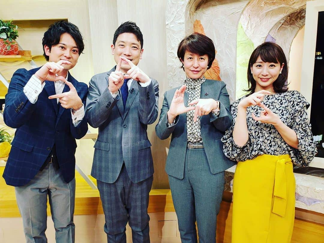 飯田嘉太さんのインスタグラム写真 - (飯田嘉太Instagram)「今日は新年度最初のイイダスポーツ☝️ ･ ･ オリンピックの開催時期の決定 そして県内トップチームの 新型コロナウイルスの影響についてお届けしました💥 ･ ･ コーナー内ではお伝えしきれませんでしたが 石川ミリオンスターズが属するBCリーグの開幕が ⑤月中旬を目標にする事が決定しました😩 ･ ･ 早くみんなが安心してスポーツを楽しめますように💦 ･ ･ 社会人⑦年目も元気に頑張ります💪 ④月からも木曜⑥時半の男をよろしくお願いします😂  #石川県 #8ch #石川テレビ #石川さん #livenewsit #ニュース #イイダスポーツ #オリンピック #パラリンピック #Olympic #アナウンサー #announcer #稲垣真一 アナ #河合莉菜 アナ #飯田嘉太  写真はゲストの 国連大学IASいしかわ･かなざわ オペレーティング･ユニット事務局長の 永井三枝子さんとSDGsのポーズを作ってみました😁 ･ ･ 永井さんは石川の里山里海や生物多様性などを 研究していらっしゃるSDGsの専門家です🥼」4月2日 20時41分 - kabuto_iida