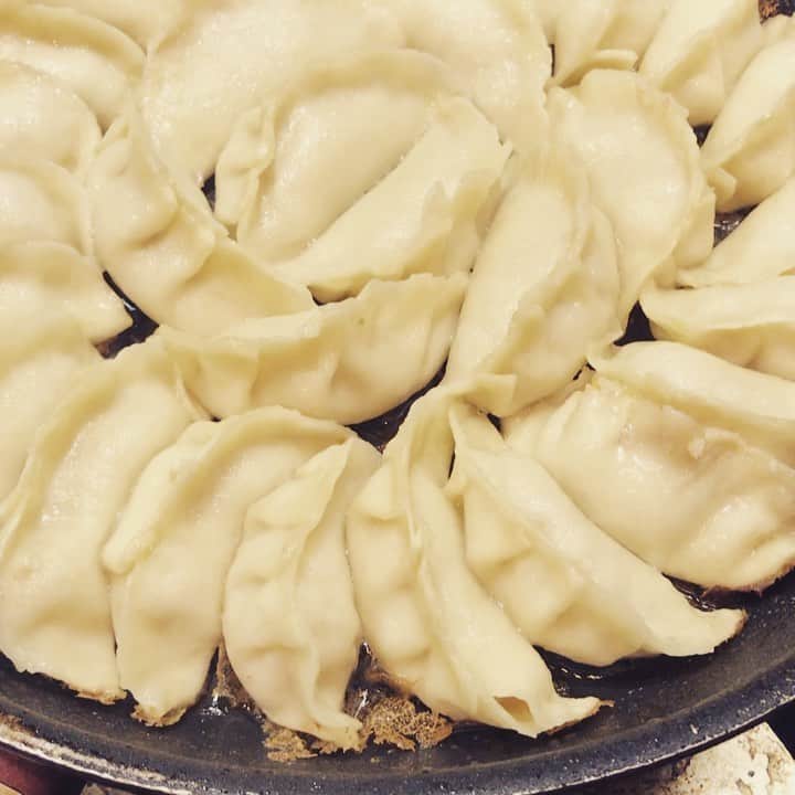 桜井誠のインスタグラム：「今日は久々に皮から餃子作り🥟 もっちりの手作り皮は食べ応えありで美味しい。 流石に外食もしたくなってきたけど、ぐっと我慢しておうち時間。 早くいつもの生活に戻りたいね。 #餃子　#おうち時間」