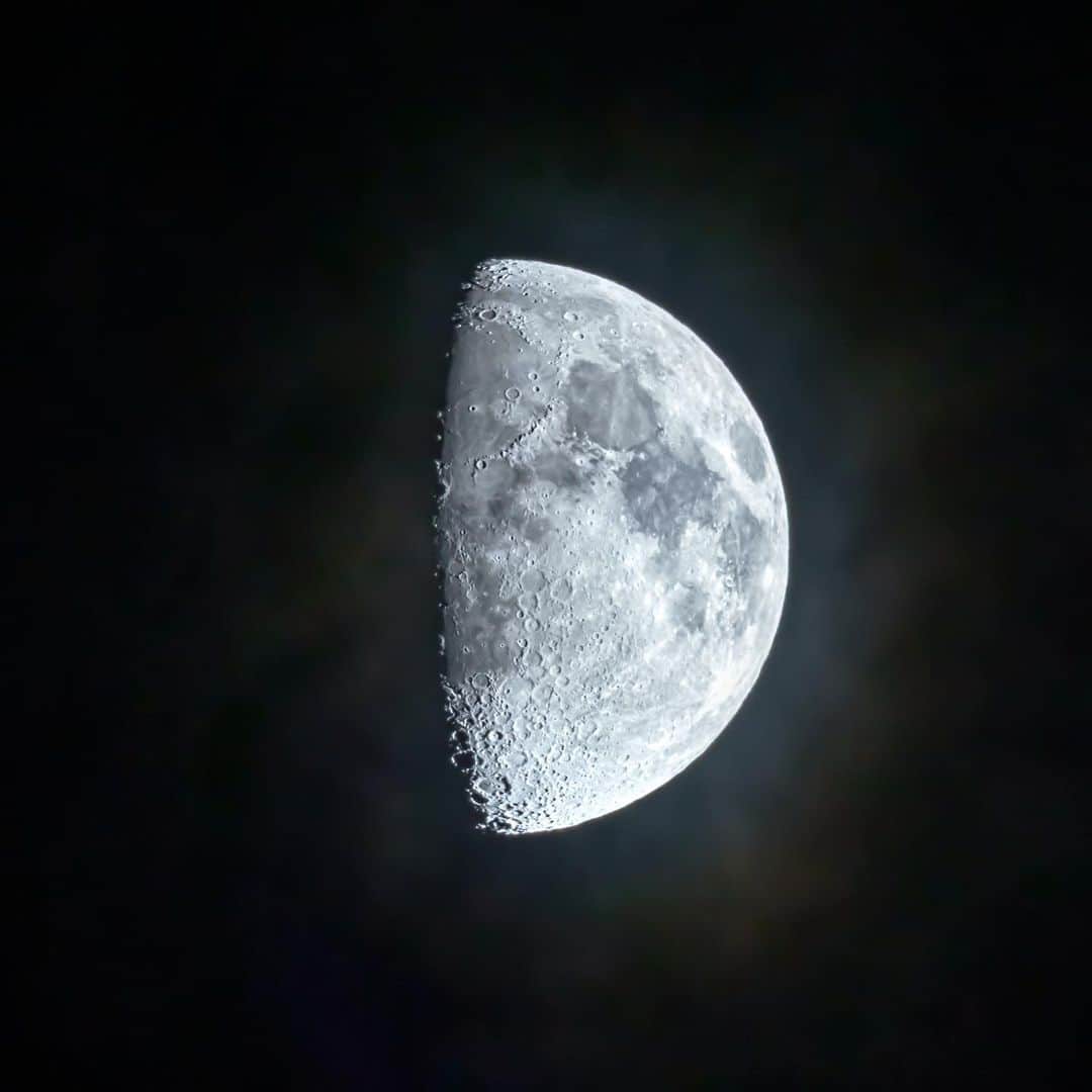 KAGAYAさんのインスタグラム写真 - (KAGAYAInstagram)「さきほど望遠鏡を使って撮影した十日夜の月です。 かすかな薄雲が月の前を横切った瞬間です。」4月2日 20時53分 - kagaya11949