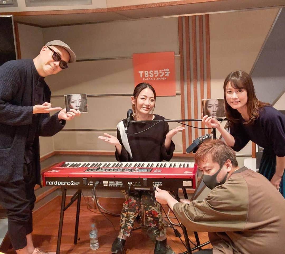 宮本美季のインスタグラム：「Thank you  for listening😊❤️ 「アフター6ジャンクション」聞いてくれてありがとうございました😊あの流れで歌う「さくら"独唱”」生演奏、緊張しました🤣素敵な機会に感謝です。宇多丸さん、とても優しかったです😌  #utamaru  #tbsラジオ  #宮本美季 #カラオケバトル  #サクラ(独唱)」