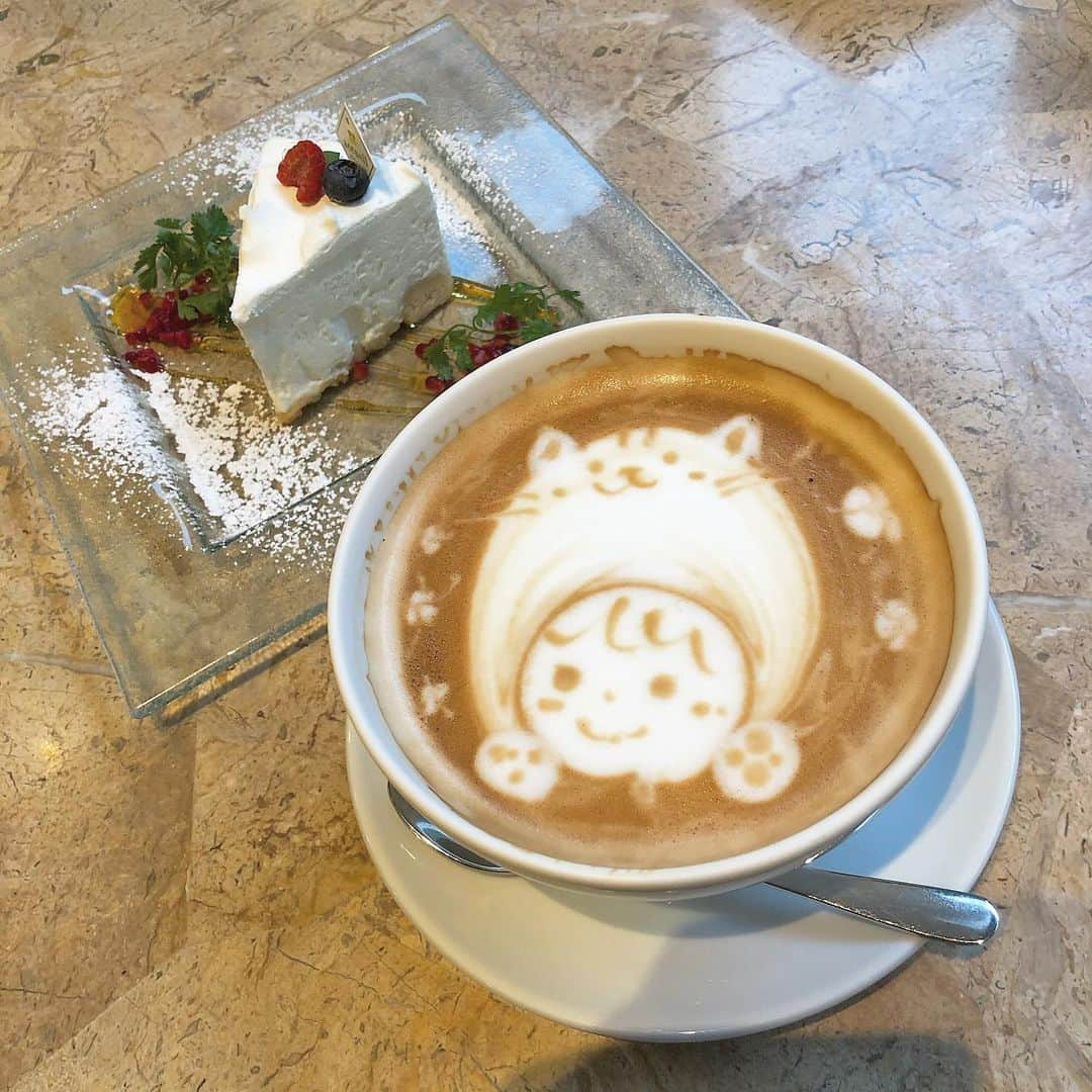 篠崎彩奈さんのインスタグラム写真 - (篠崎彩奈Instagram)「_ 前にカフェAccueilに 行ったときの写真🍰☕️ 本当はパンケーキ食べたかったんだけど一人じゃ食べ切れなさそうだったのでスフレチーズケーキを... これもとっても美味しかった😭♡ 次はパンケーキ食べたい！ . そしてカフェラテのラテアートが とっても可愛すぎた🐱🤎 #カフェ巡り #恵比寿カフェ #代官山カフェ #ラテアート #チーズケーキ #甘いもの」4月2日 21時02分 - ayana.s_official