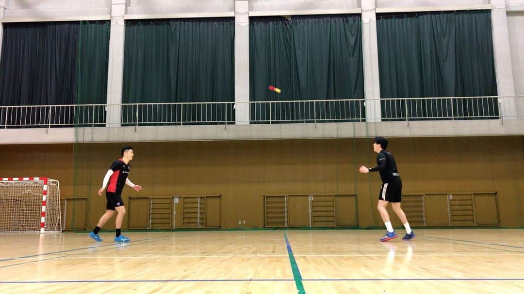 のインスタグラム：「. 【GK W-up 2 】 . コーディネーションとフットワークを組み合わせたウォーミングアップ。 . 見た目以上にハードな為すぐ心拍数を上げることができます！ . そして何よりもとても楽しい。🔥 . やってみぃ〜〜☝️☝️ . . #ハンドボール #handball #トレーニング #training #ゴールキーパー #gk #ゴールキーパートレーニング #gkトレーニング #gktraining」