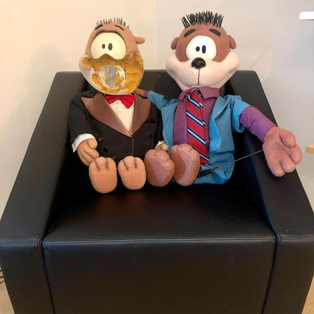 デイブ・クーリエさんのインスタグラム写真 - (デイブ・クーリエInstagram)「Ok @jodiesweetin and @johnstamos - I see your Sea Pappy head and iconic couch and raise you two Mr. Woodchucks! My dog, Ranger ate the original Mr. Woodchuck’s face many years ago. And the second one was given to me by @jimmyfallon when we did @fallontonight #fullhouse #fullerhouse #cutitout #mrwoodchuck #iconic #couch #tbt」4月2日 20時59分 - dcoulier