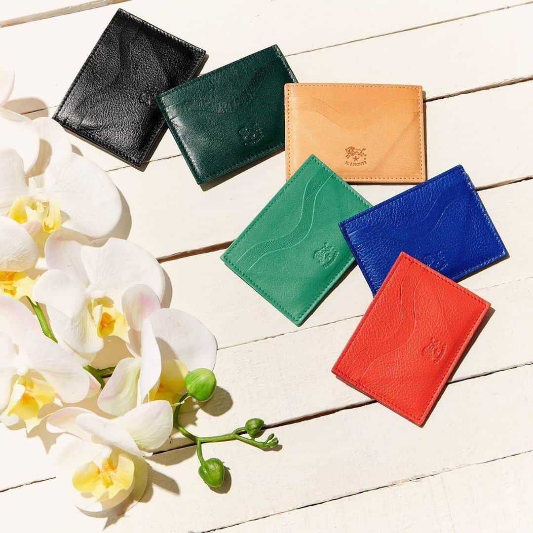 イルビゾンテのインスタグラム：「What’s the best color for your days? ☆ #ilbisonte #stayathome #leathergoods #madeinitaly」