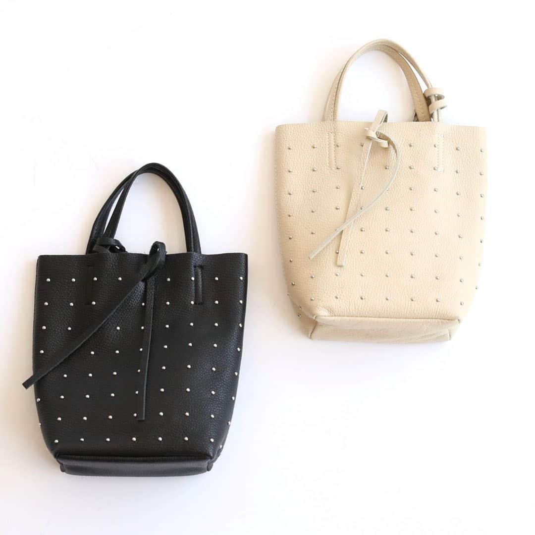 のインスタグラム：「＼ Restock bags ／﻿ ﻿ 【MARLON FIRENZE】スタッズ付ミニバッグ﻿ ﻿ 前回瞬く間に完売した大好評バッグが待望の再入荷！！﻿ 主張しすぎないスタッズがお洒落なデザイン。﻿ ﻿ いまどきな小さめのサイズ感でカジュアルにもきれいめスタイルにも使っていただけます！﻿ マルチなショルダー紐とポーチ付◎ ﻿ ﻿ ﻿ ---------------------------------------------﻿ ＜Information＞﻿ ﻿ 4/8（水)19:00～﻿ BAYCREW'S GROUP公式アカウント﻿ @baycrewsにてInsta Liveを配信！﻿ ﻿ JOURNAL STANDARD　﻿ JOURNAL STANDARD relume﻿ ﻿ スタッフがおすすめの”カラーパンツの着こなし”をご紹介します。﻿ ぜひご覧くださいませ！ ﻿ --------------------------------------------------- ﻿ #relume #marlonfirenze #bag﻿ #spring #relumewomen #2020ss ﻿ #journalstandardrelume #baycrews﻿ #レリューム #ジャーナルスタンダードレリューム﻿ #ベイクルーズ #ミニバッグ」