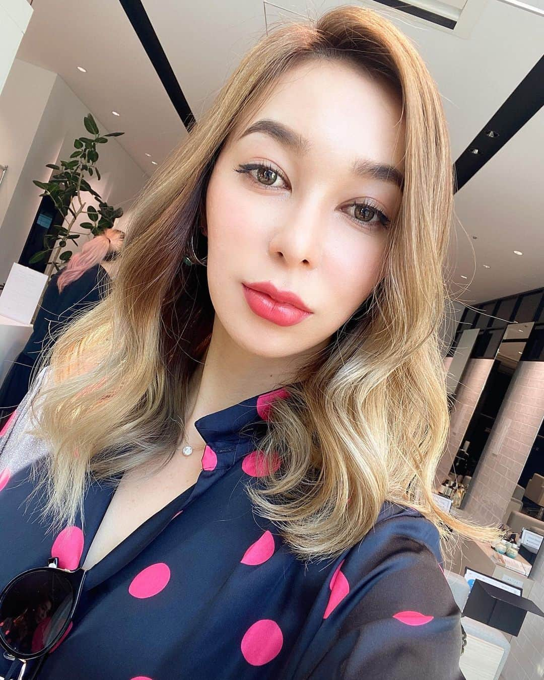 Gabrielaさんのインスタグラム写真 - (GabrielaInstagram)「New hair by @staircase_nakamura  @hiroaki_tokieda  @staircase_ginza  Thank you always 💕 こんなに明るくするのは11年ぶり！ ステアケースのXトリートメントをして頂いたから、 ブリーチしてもツヤツヤで、手触りがよき❣️ ダメージヘアが気になる人は、是非やってみてね コスパが良い❣️ . . Gente hoje fiquei mais loira! E a hidratação que meu cabeleireiro fez é mara! Mesmo depois de descolorir, meu cabelo ficou macio e brilhante! Super indico para quem está com os cabelos danificados . #hair #haircolor #gradianthair #degrade #cabelos #グラデーションヘア　#ブロンド　#ヘアサロン　#ヘアケア　#ヘアトリートメント　#Xトリートメント　#ステアケース」4月2日 21時07分 - rkgabriela