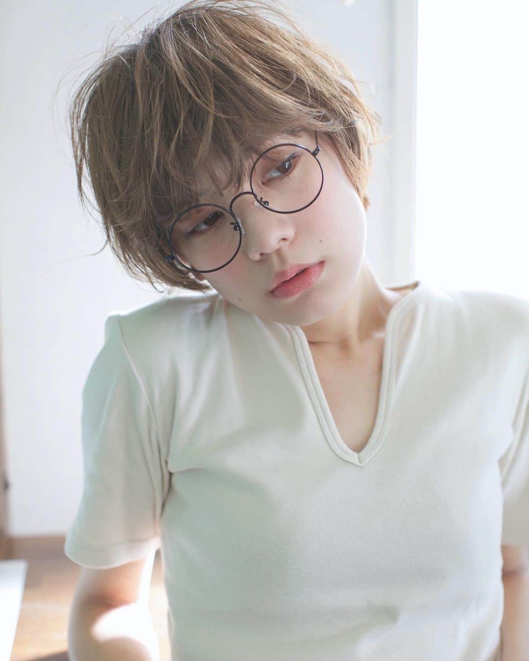 石川瑠利子のインスタグラム：「. . やっと暖かくなって嬉しい😊🙏🏻💕 前に撮影したデータが出てきた✨柔らかい陽の光が綺麗で好きな1枚。 . . #photo #hair #shorthair #fashion」