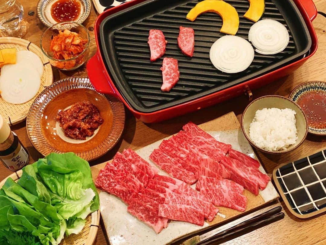 高山直子さんのインスタグラム写真 - (高山直子Instagram)「ＹＡＫＩＮＩＫＵ🥩🍚 ごはん作るのめんどくさい日😛 叙々苑のタレにしたので叙々苑で焼肉ってことで😋 BRUNOまじ使える🤩  #なおコロ食堂 #おうち焼肉#焼肉 #オンザライス#野菜も食べよう」4月2日 21時09分 - nao_70koro