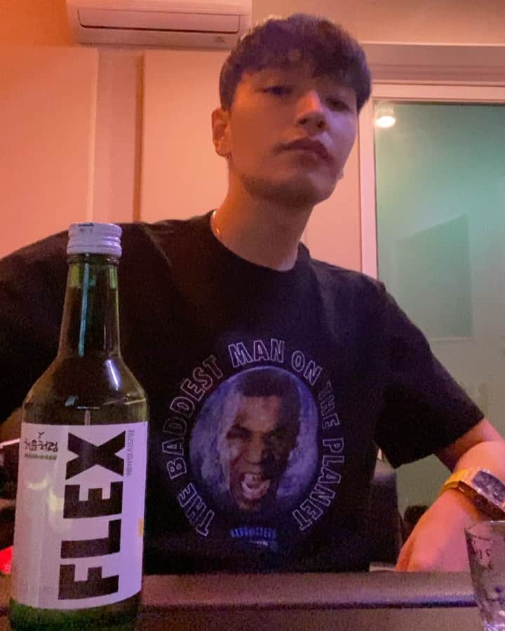 サイモンD のインスタグラム：「나는 오늘도 성공을 마시며 하루를 시작한다 #처음처럼FLEX #염따소주 #염따빠끄챌린지」