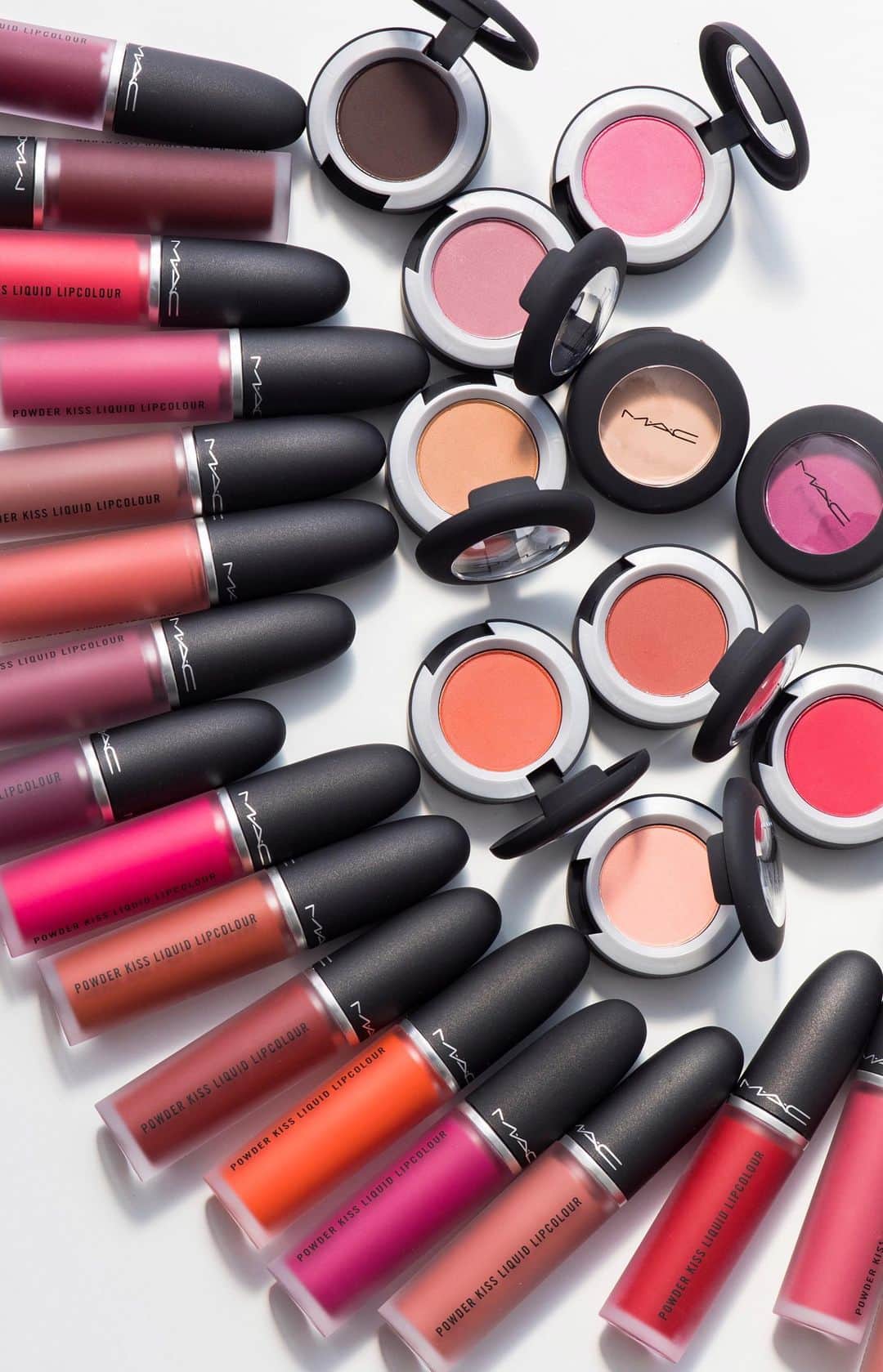 M∙A∙C Cosmetics Japanのインスタグラム：「ㅤ 【明日全国発売】 #MACPowderkiss のおすすめアイテムを使って、 春のミスティーマットメイクをご紹介🌸 ㅤ 全国発売は明日4月3日(金)です✨ ㅤ ↓↓使用製品↓↓ EYES ☑︎パウダー キス アイシャドウ ストライク ア ポーズ ☑︎パウダー キス アイシャドウ ギブ ア グラム ☑︎テクナコール ブラウンボーダー ☑︎M·A·C プレップ プライム 24 アワー エクステンド アイ ベース ☑︎#242S シェーダー ブラシ ☑︎#217S ブレンディング ブラシ ☑︎#228S ミニ シェーダー ブラシ  LIPS ☑︎パウダー キス リキッド リップカラー マル イット オーバー ☑︎M·A·C プレップ プライム リップ ㅤ  ㅤ MAKEUP & MODEL: M·A·C ARTIST MAYUKO MOGAMI ﻿@macpro_tokyo ㅤ ㅤ #MACPowderKissLiquidLipcolour﻿ #MACPowderKissEyeshadow﻿ #MACパウダーキス﻿ ㅤ﻿」