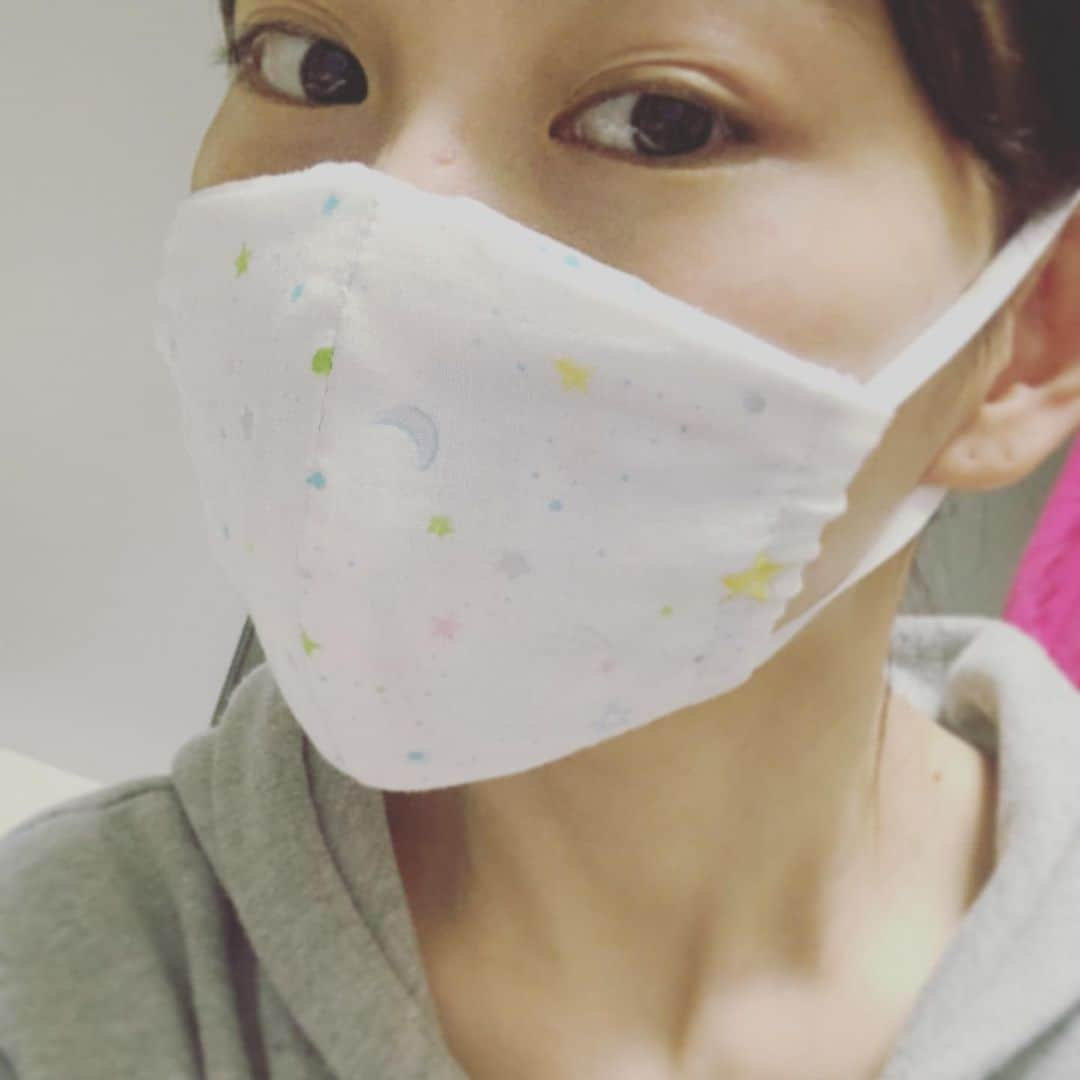 増田有華さんのインスタグラム写真 - (増田有華Instagram)「＊ おうちで暇を持て余すのもアレなので、思い立ってマスクを作ってみましたー！  先日おじいちゃんに電話したら、家から出られず、毎日マスクを付けて寝てるよーと言っていたので元気付けたいなと👴 まずはおじいちゃんおばあちゃんの分！  ガーゼ布とマスクゴムが100円均一に売っていたので、そちらを使いました！裁縫道具は中学生のときから使っているもの。物持ち意外と良いんです🙂  型をノートに書いて切り取り、ガーゼも切ったら縫い合わせる。ゴムを通して完成。 最初はとっても時間がかかりましたが、２つ目からは45分で1枚の早さで出来るようになりました😋めちゃくちゃ楽しい！  ミシンがあれば10分で…と思ってるうちにどんどん欲しくなっちゃって 我慢出来ず、その日のうちにミシン買っちゃいました😂😂 これからも使えるものだし、良い買い物だったと思い込んでます😂  たくさん作れたら、ファンクラブのみなさんの分も限られた数ですが、作って配りたいなぁなんて…。 ミシンが届いたら、いろんな布で試してみたいと思いますっ！  案外簡単に作れる手作りマスク。 是非おうち時間に試してみてください🥰 ・ ・ ・ #手作りマスク #ネットで作り方沢山載ってます #外出自粛 #おうち時間 #マスク #布マスク #ガーゼマスク #コロナに負けるな #コロナ #100均」4月2日 21時15分 - masuyuka_official