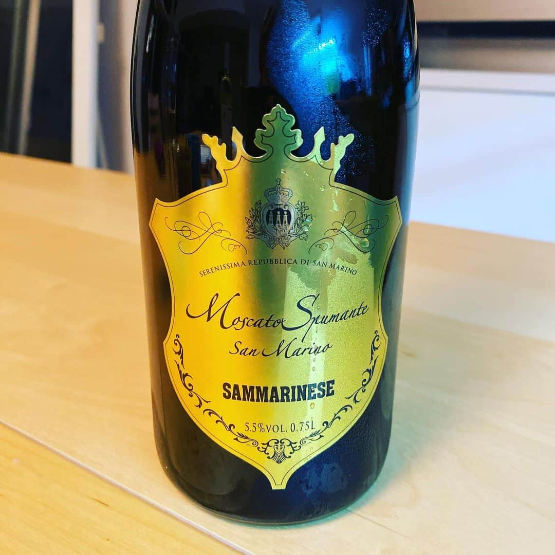 のインスタグラム：「ひとまずサンマリノスパークリング 思ったより甘めなので、食前酒として頂くのが宜しいのかも、なんて思ってたら結構飲んじゃった。」