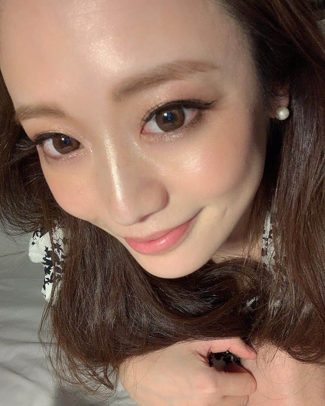 akari♡ 小林あかりのインスタグラム：「この前の質問の続きとDMで質問が多いマツエクのお返事🐝🌸 . マツエクは @lissgram.eye のあけさんです🐢💕私はこの方以外行けません デザイン詳細は2個前の記事にあります🥞 . あと、一個前の記事で保湿類を紹介するのを忘れてしまったので載せます . 1️⃣インペリアル：他の比べるとさっぱりで艶肌  2️⃣肌のオアシス：冬場に乾燥したくなくて、LUSHで1番保湿できるものは何ですか、と聞いてオススメしてもらったもの☃️ごま油がはいっているので本当にしっとり、乾燥知らずのお肌になります。全然ごま油の香もしないので使いやすい💟  3️⃣ミスゴージャス：これが保湿クリームで一番高いやつ💸アボカドオイルで保湿、柑橘類でベタつきを抑えてマットなお肌にしてくれます。私は、化粧水塗った後一番最初にこれを塗ってから、 その日のお肌の状態や気分でもう１種類を塗ってます。塗ると肌が明るくなる✨毎日必ず塗るのはゴージャスだけ👸🏼 . 4️⃣シャングリラ：これは肌荒れしそうなときに塗ると肌荒れを防げる、と聞いて購入。最近はあまり使ってないかな、でも無くなったら絶対購入してます、これも酵素たっぷりで保湿力抜群っ🌱✨ .  5️⃣、6️⃣のバノーナスとアロゲーロは完全に冬場に使ってました。 これからの時期は流石にベタついてしまうと思うので、今はおやすみちゆ😴💜 . でも結果、保湿はクリームより化粧水が大事ってプロは言うので、無印のあの化粧水を３回くらい手で押し込んでます🐝✨ビタミンCが入ってる化粧水を使うといいわよ、と皮膚科の先生に教えて頂いたのであれは不動です🍋 . あと答えられる質問、なんだったっけな、、 シャンプー🧴はヒマワリ🌻、 最近ハマってる曲はたっくさんあります音楽大好きっ！ カラコンは、エバカラのアプリコットブラウンです👁💕くらいかな、、 . 今度はインスタライブできちんと全てお答えできるようにしますね、全部答えられなくてごめんなさい . #コロが早く終息しますように #はやく友たちに会いたいなあ👭 #診療報酬が改定されて把握するのに頭を抱える日々 #また何かあれば‥」