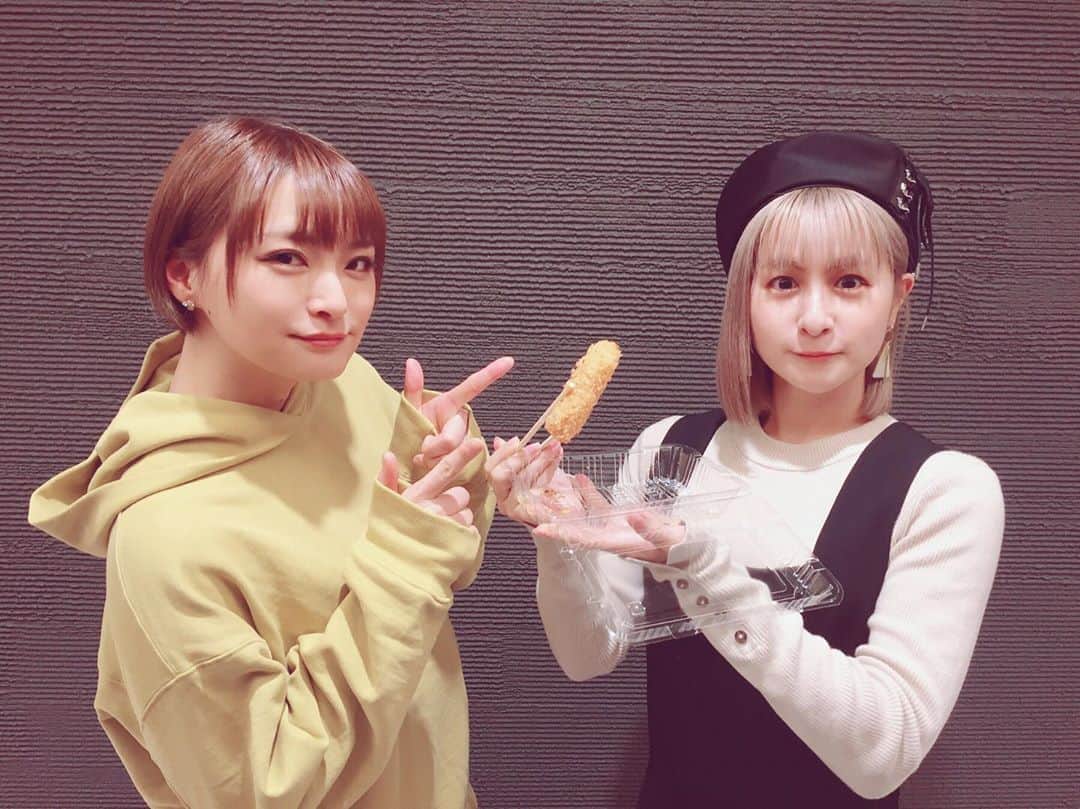 吉田有里のインスタグラム：「マルコとアルコと銀河ラジオ 第３回﻿ 更新になっています！﻿ ﻿ ゲームプレイ後の皆様のメールを﻿ じゃんじゃん読んだり﻿ スタッフさんお手製のミニゲームをプレイしたり﻿ エア食レポ第2弾だったり﻿ オーディオコメンタリしたりしています。﻿ ﻿ YouTubeのTOKYOTOONさんのチャンネルで﻿ 配信されていますので、ぜひチェックして下さい！﻿ ﻿ ﻿ そしてTwitterでお知らせがありましたが﻿ 4/25に予定されていた﻿ マルコと銀河竜 購入者限定イベントの開催が﻿ 延期となりました。﻿ ﻿ 私自身も﻿ この作品が本当にたいせつな 宝物なので﻿ イベントをとても楽しみにしておりました。﻿ ﻿ 延期、です。﻿ 皆様と笑顔でお会いして、﻿ マルコと銀河竜についてお話できる日を、楽しみにしております…！﻿ ﻿ 振替日程など、詳細は後ほどお知らせされるそうなので、﻿ お待ちいただければ幸いです。﻿ ﻿ よろしくお願いします！﻿ ﻿ #マルコと銀河竜 ﻿﻿#MatGD #井澤詩織 さん #吉田有里 #しーたむ さん」