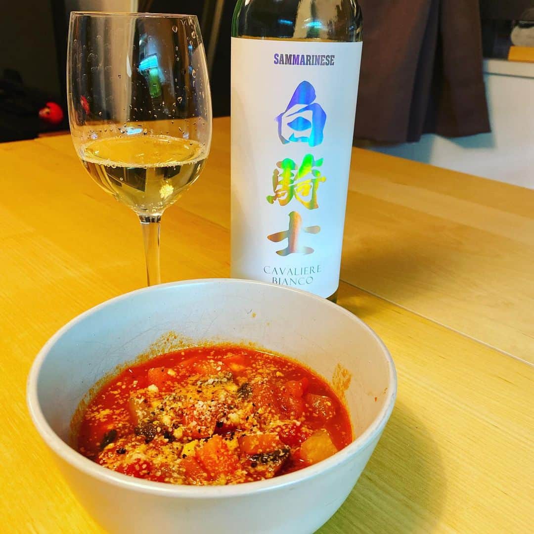 のインスタグラム：「続いて白騎士。 微発砲と言いつつ、割りとしっかり炭酸があります。 お味の方もキリリとしてまして、くいくい飲んでしまいます✨ 自炊生活なミネストローネと共に、ごくごく☺️」