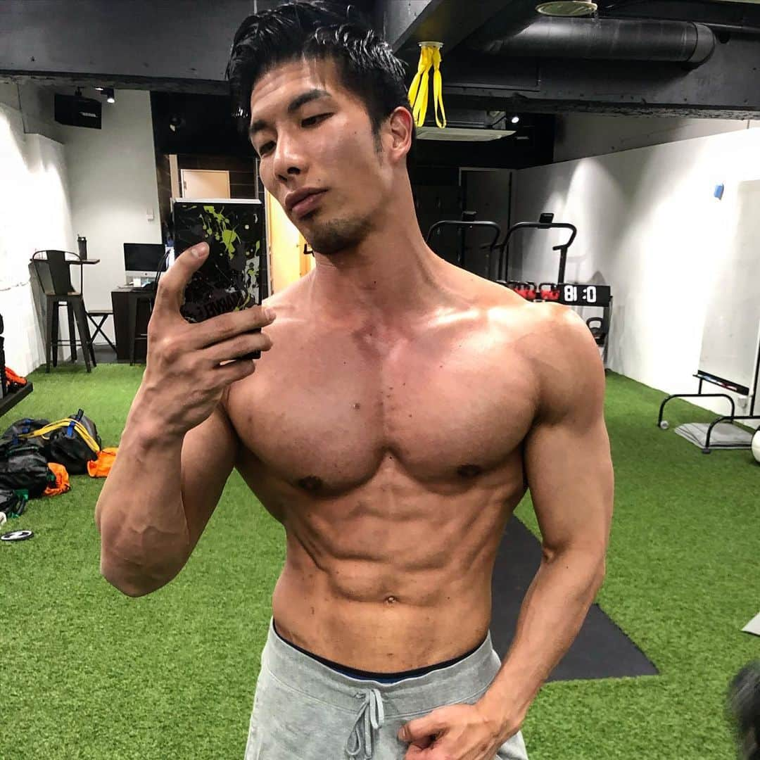 大山大輔さんのインスタグラム写真 - (大山大輔Instagram)「【100日×100回】 Push Upチャレンジ企画をして少しづつ変化して来た！！ . @kimi_da_pump もチャレンジしてくれてるみたいで嬉しいね😆✌️ . 100日後を楽しみにしてて下さい👍 . . . #funx #六本木 #遊びで動きを取り戻せ #ボディメイク #パーソナルジム #パーソナルトレーナー  #ワークアウト #自重トレーニング #サーキットトレーニング #フィットネス #トレーニング #筋トレ #ヨガ #ピラティス #training #bestbody #crossfit #fitness #fun #workout #diet  #fitnessmotivation #fitnesslife #hiit #hiitworkout #muscle  #functionaltraining #weightlifting #animalflow #youtube」4月2日 21時37分 - weggy_fitness0704