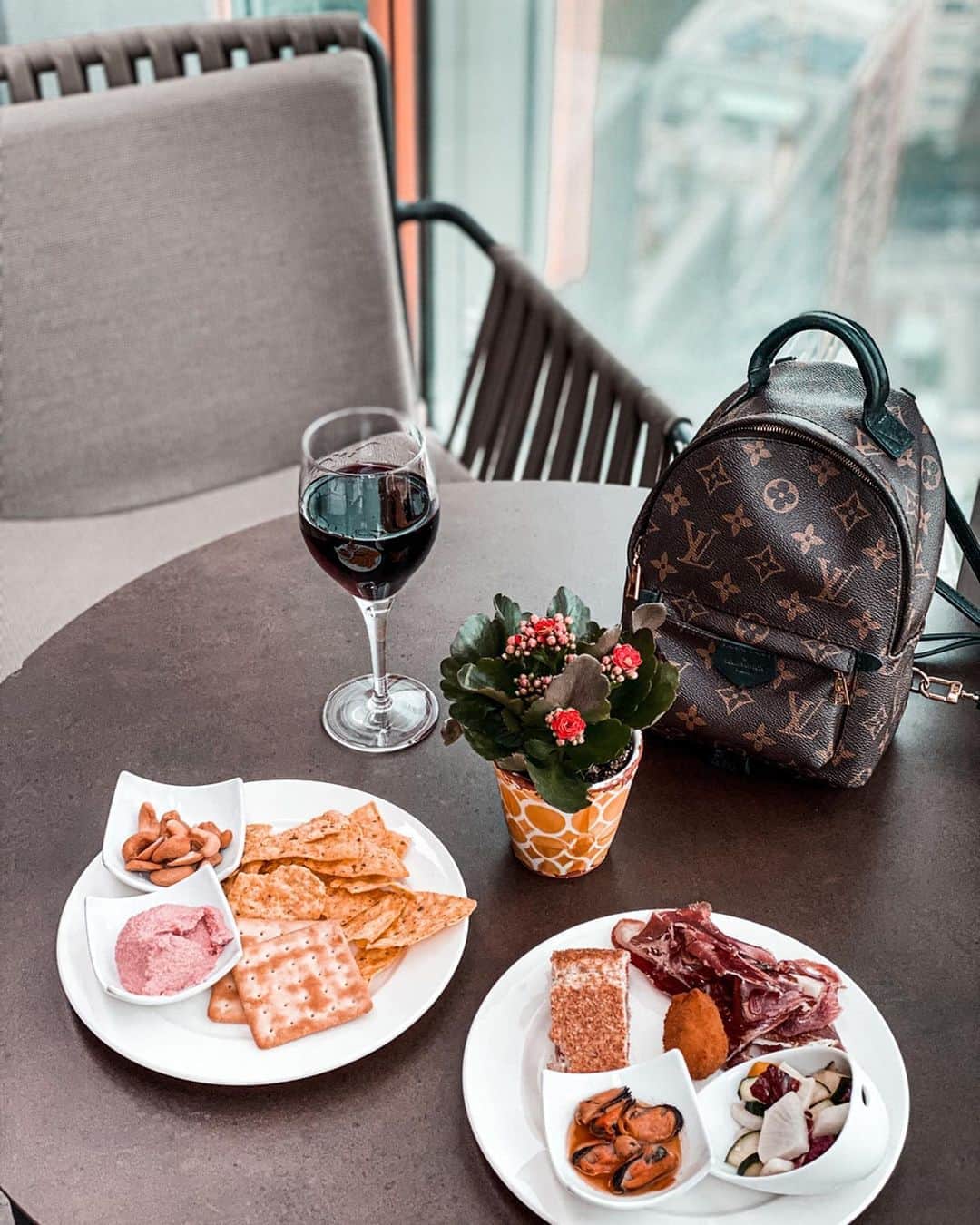 VIENNAさんのインスタグラム写真 - (VIENNAInstagram)「First and Last time in Spain🇪🇸 I had a good time at the @meliabcnsky Lounge facility on 25th floor offers free food and drinks from 10 am to 11 pm. very nicely decorated floor with healthy food and drinks options !!wonderful happy hour !! I love it all !! ・ ・ ・ #spain#barcelona#meliaskybarcelona#meliasky#like4like#follow4follow#followforfollow#travel#trip#diet#sexy#likeforlike#makeup#tagsforlikes#f4f#vsco#lightroom#コーデ#おしゃれさんと繋がりたい#ボブ#ダイエット#写真好きな人と繋がりたい#バルセロナ#スペイン」4月2日 21時35分 - viennadoll_official
