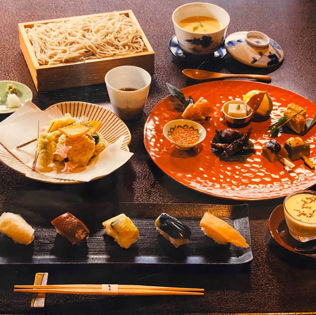 工藤村正のインスタグラム：「最近の大発見❣️石挽きそば守貞、とても繊細で美味しいお蕎麦、そして同じ敷地内にはフランクロイドコレクションのコーヒーカップやステンドグラスなど、和洋折衷の素敵なカフェ、コーヒー、紅茶がとても美味しく品格があり、日本庭園を眺めながらの一杯は格別❣️ 近々、蔵を改装してギャラリーになるという。 少々時間がかかっても納得のお店です❣️ ©️石挽きそば守貞のお献立より 滋賀県蒲生郡日野町大字村井1365」