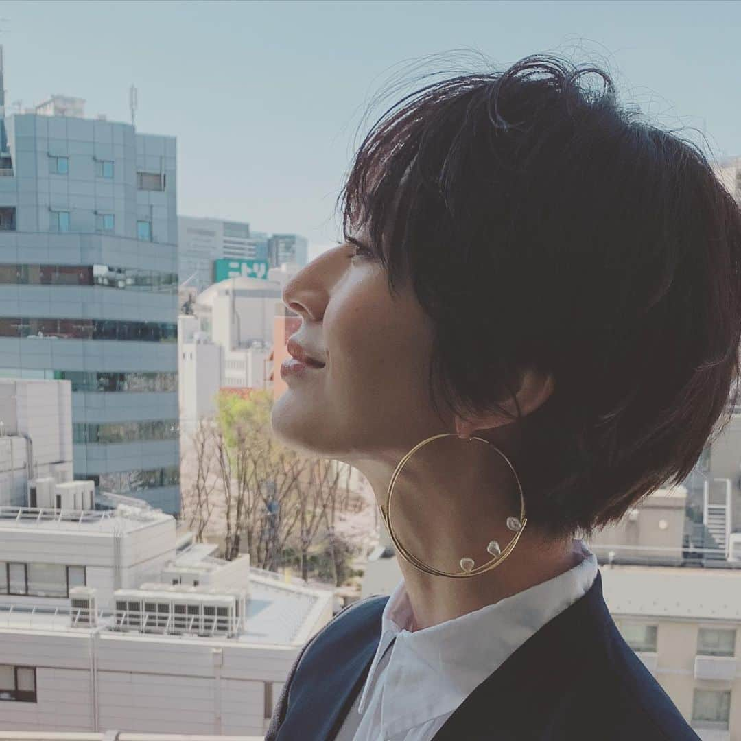 神山まりあさんのインスタグラム写真 - (神山まりあInstagram)「Spring mood🌸🌸🌸 片方だけつけるピアス。耳もってかれそうにみえるけど軽いから余裕🙌 @mariablackjp の。  #mom #fashion #love #happy #mariablack #ピアス穴は下の方にあけてます #パールをつけたときに耳たぶからこぼれ落ちるように見えるようにあけてくださいって言った #今日のファッションお気に入り #また載せます😘 #ベランダで深呼吸」4月2日 21時45分 - mariakamiyama