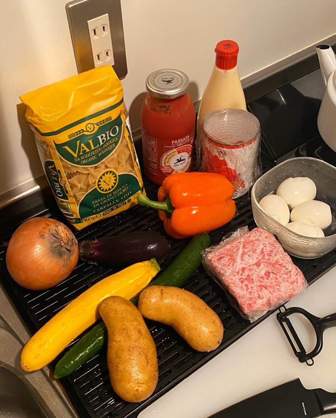 白雪さんのインスタグラム写真 - (白雪Instagram)「Let’s cook!!👩🏻‍🍳🍳 It’s good time to practice something at home😉  #cooking #quarantine #stayhome #stayhealthy」4月2日 21時40分 - baixue0929