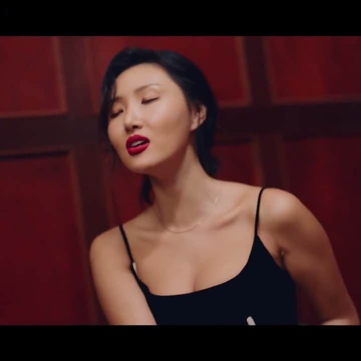 ファサのインスタグラム：「onewe ft. hwasa - Q  #hwasa #화사 #onewe」