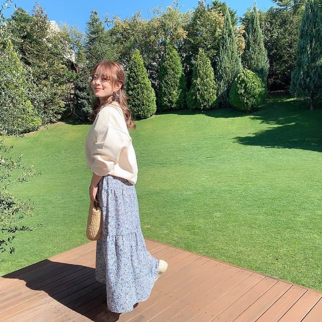 関根理紗さんのインスタグラム写真 - (関根理紗Instagram)「GU春服着回し10コーデ 前半戦🥰  お洋服の動画外で撮った方がわかりやすいかなってスタジオ借りて撮ってみた✌️ いいお天気で空が合成みたい🧚‍♀️🧚‍♀️🧚‍♀️ こうみるとおーコーディネート動画かって思うかもだけど こんなちゃんととってるのにやっぱふざけちゃったアフレコしてるから動画見てね✌️ #GU #GUコーデ#コーディネート　#春服コーデ」4月2日 21時44分 - sekine.risa