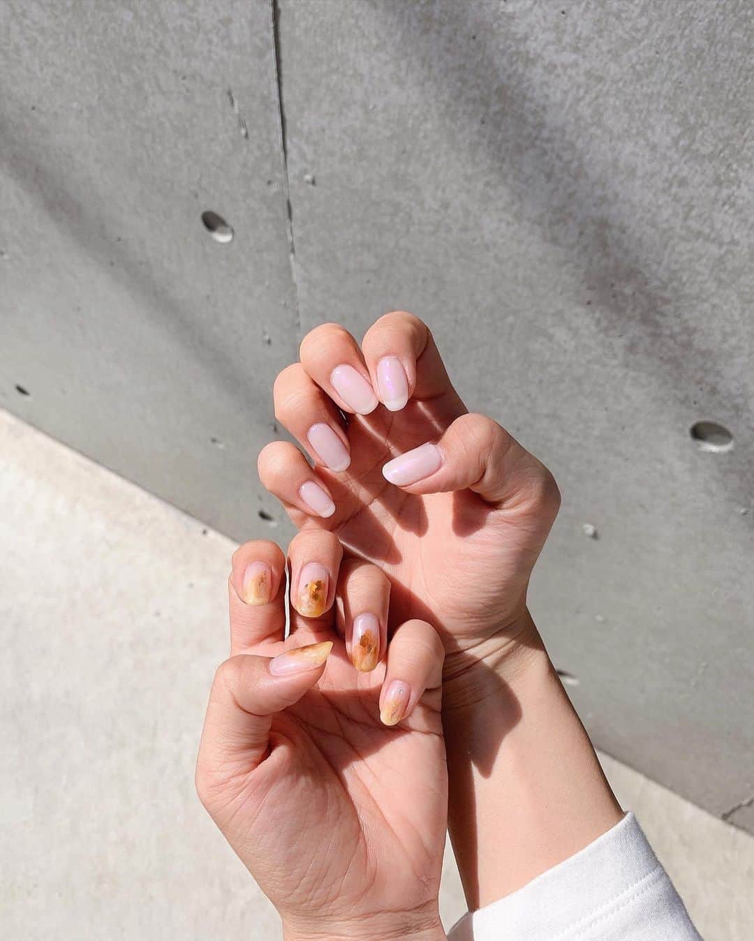 小川陽香のインスタグラム：「🍯🐝 ㅤ はちみつネイル♡ ㅤ ㅤ #nail #nailart #ネイル #ニュアンスネイル #ちぐはぐネイル」