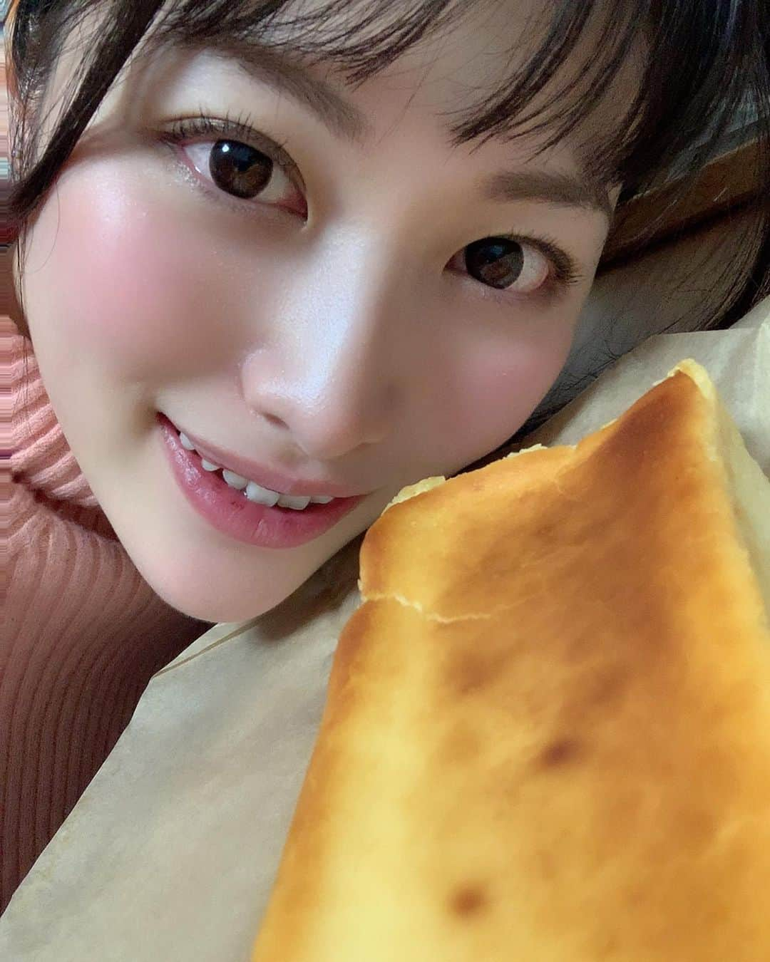 春原未来さんのインスタグラム写真 - (春原未来Instagram)「どのようなシチュエーションで食べるかはあなた次第…😍 . 紙袋の中身。正解は, #長谷川稔 #チーズケーキ #cheesecake でした♡ . ファンの皆さんと食べたい！って思ったけど,次回いつお会いできるかわからない状態なので,ぜひ #makuake #makuakeプロジェクト でご購入いただいて,ご自宅で召し上がってみてください‪‪☺︎‬ . #予約困難店 #テイクアウト #cheesecakeholic #楽しいが必要だ . https://www.makuake.com/project/cheesecake_holic/」4月2日 21時48分 - sunohara_miki