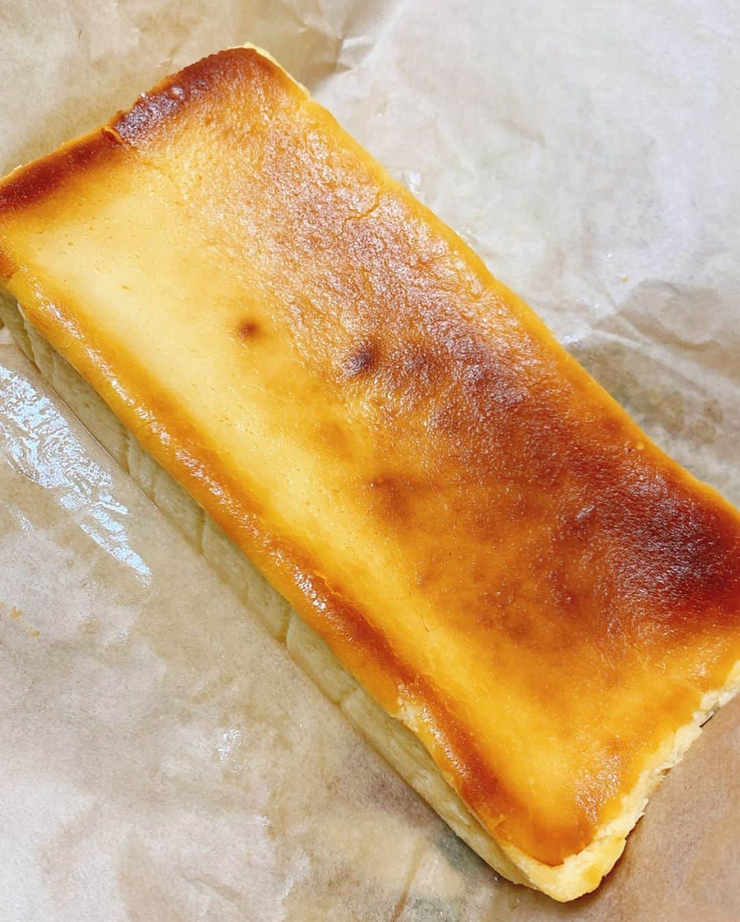 春原未来さんのインスタグラム写真 - (春原未来Instagram)「どのようなシチュエーションで食べるかはあなた次第…😍 . 紙袋の中身。正解は, #長谷川稔 #チーズケーキ #cheesecake でした♡ . ファンの皆さんと食べたい！って思ったけど,次回いつお会いできるかわからない状態なので,ぜひ #makuake #makuakeプロジェクト でご購入いただいて,ご自宅で召し上がってみてください‪‪☺︎‬ . #予約困難店 #テイクアウト #cheesecakeholic #楽しいが必要だ . https://www.makuake.com/project/cheesecake_holic/」4月2日 21時48分 - sunohara_miki